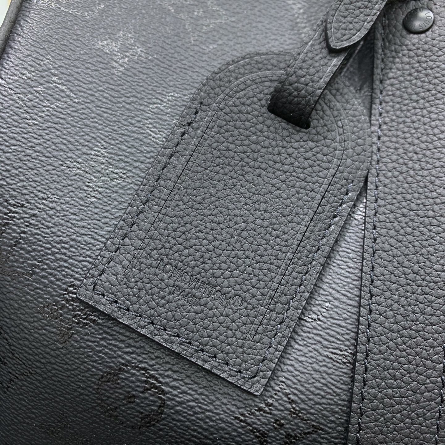 LV 一比一 M28370 Keepall Bandoulière 黑色壓紋旅行袋 男款大容量手提斜背包| 9 LV 一比一 M28370 Keepall Bandoulière 黑色壓紋旅行袋 男款大容量手提斜背包