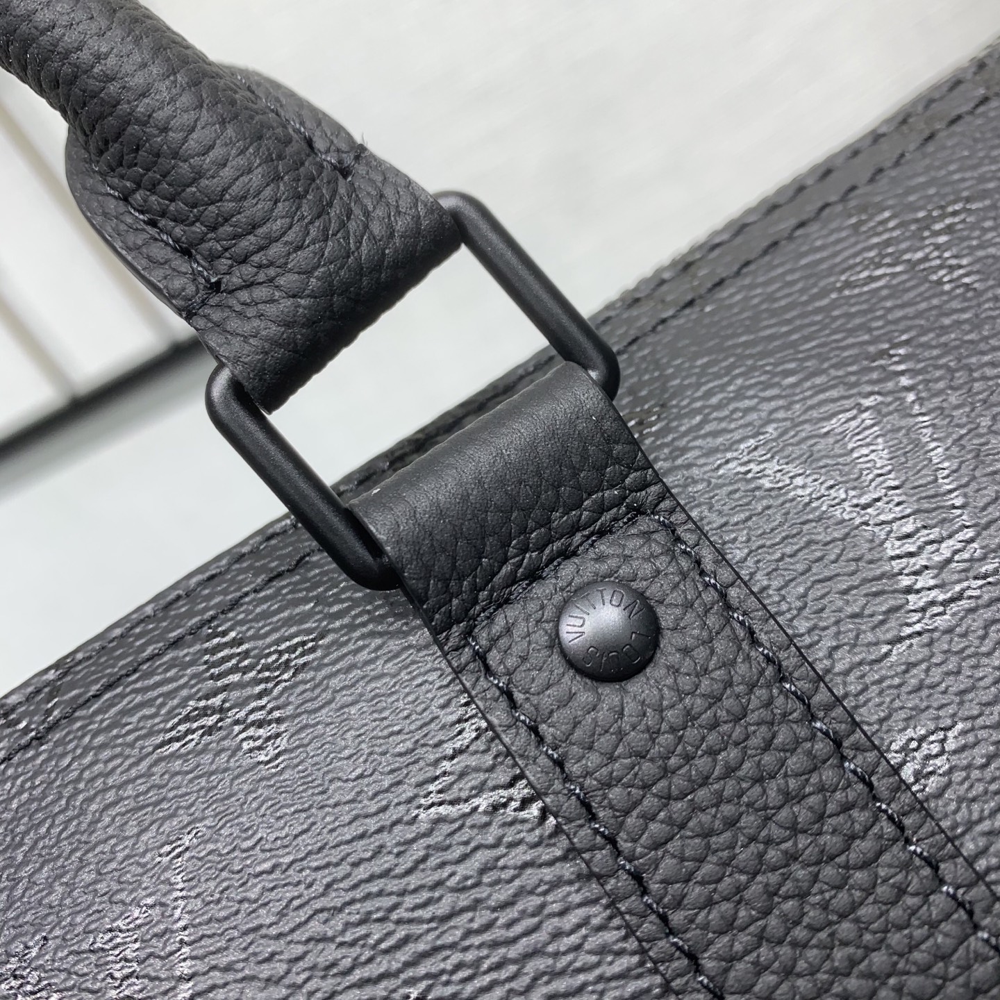 LV 一比一 M28370 Keepall Bandoulière 黑色壓紋旅行袋 男款大容量手提斜背包| 8 LV 一比一 M28370 Keepall Bandoulière 黑色壓紋旅行袋 男款大容量手提斜背包