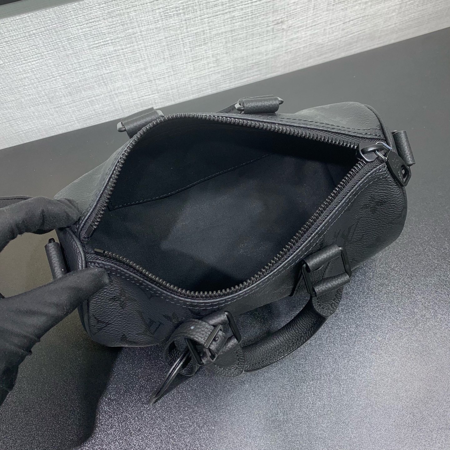 LV 原單 M28369 黑色壓紋 Speedy 手提包 男女同款小型波士頓包 斜背包| 11 LV 原單 M28369 黑色壓紋 Speedy 手提包 男女同款小型波士頓包 斜背包