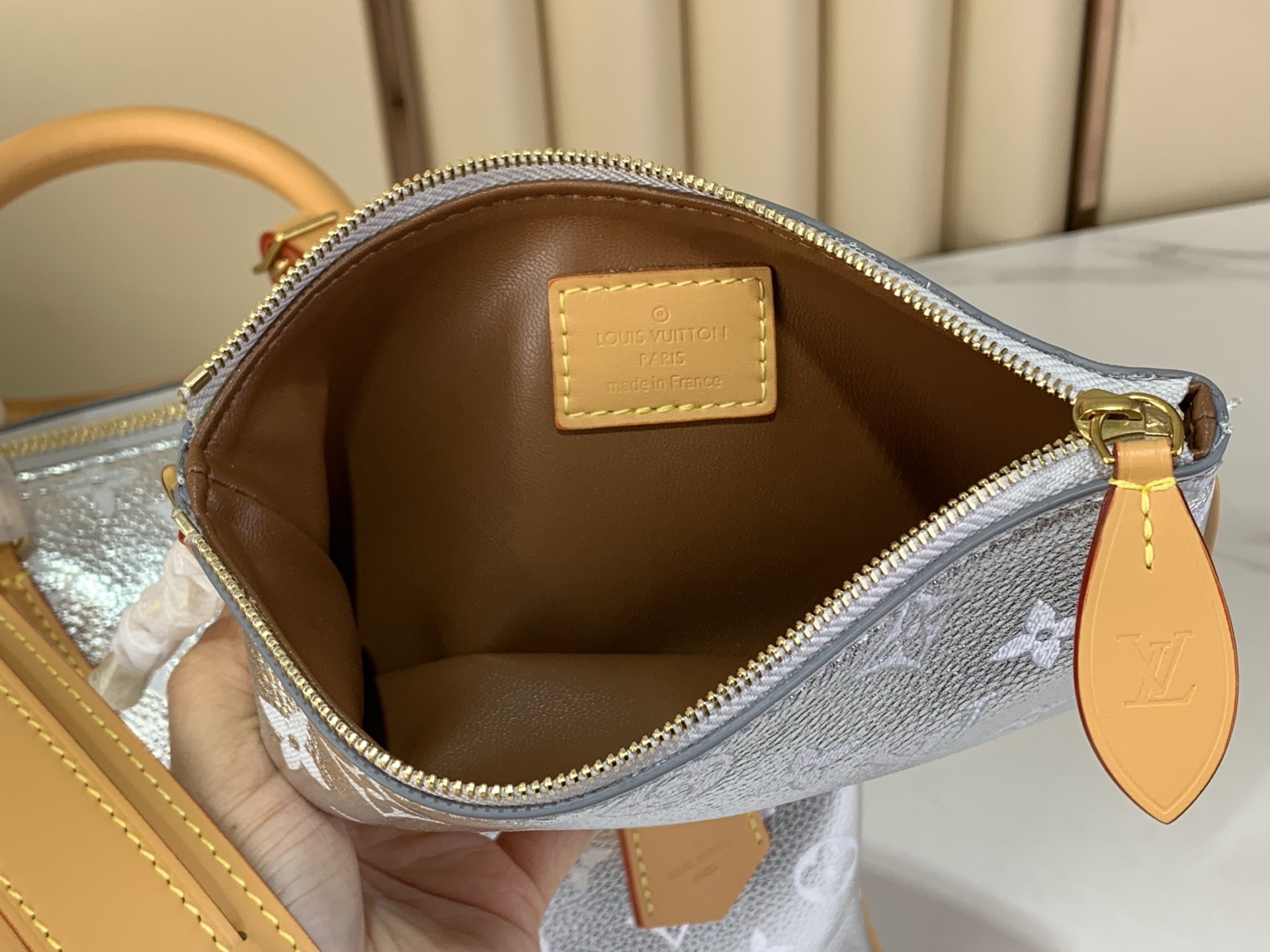 LV 一比一 M28384 銀色金屬 Speedy 手提包 女款亮面波士頓包 時尚斜背包| 19 LV 一比一 M28384 銀色金屬 Speedy 手提包 女款亮面波士頓包 時尚斜背包