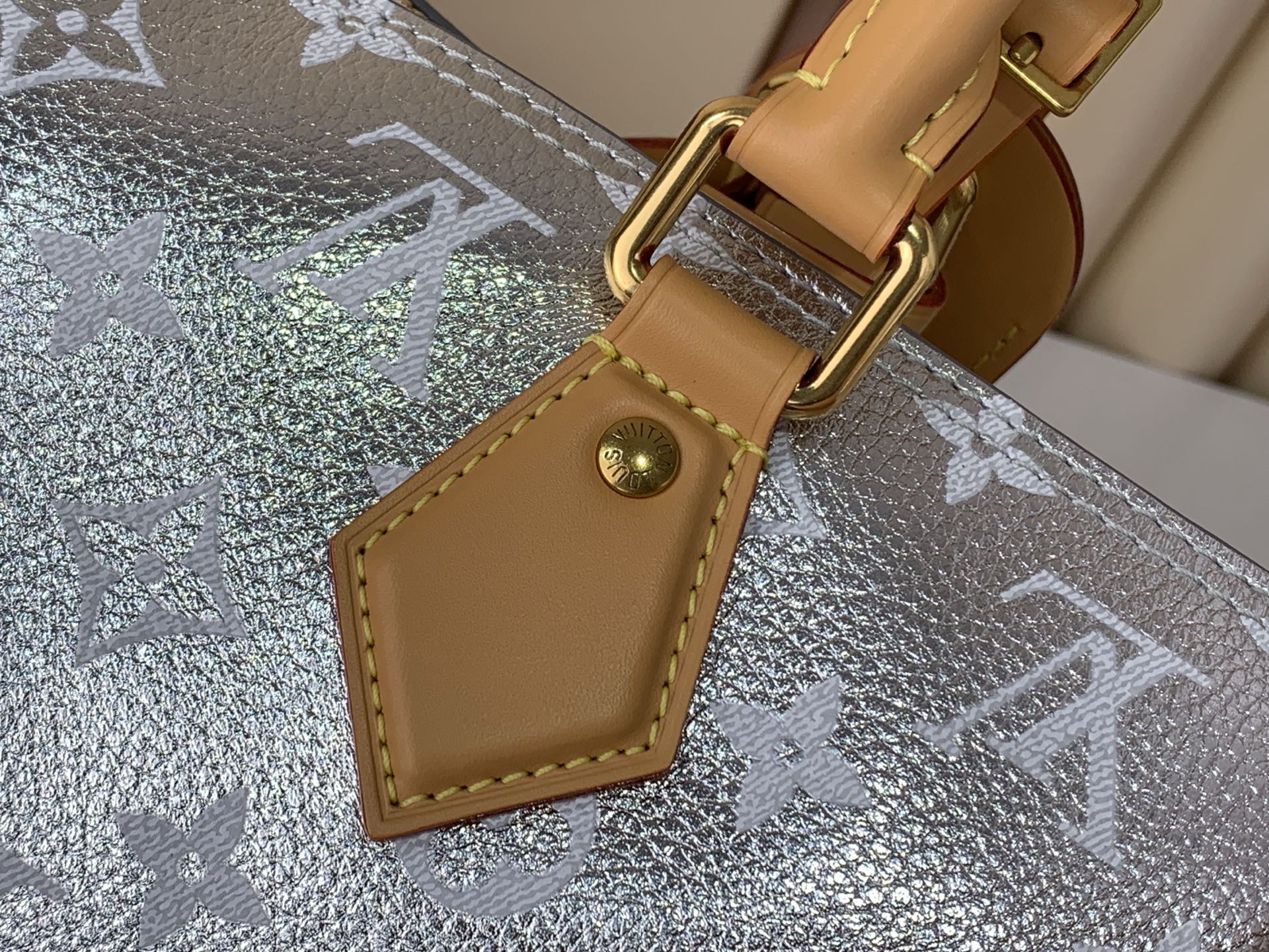 LV 一比一 M28384 銀色金屬 Speedy 手提包 女款亮面波士頓包 時尚斜背包| 18 LV 一比一 M28384 銀色金屬 Speedy 手提包 女款亮面波士頓包 時尚斜背包