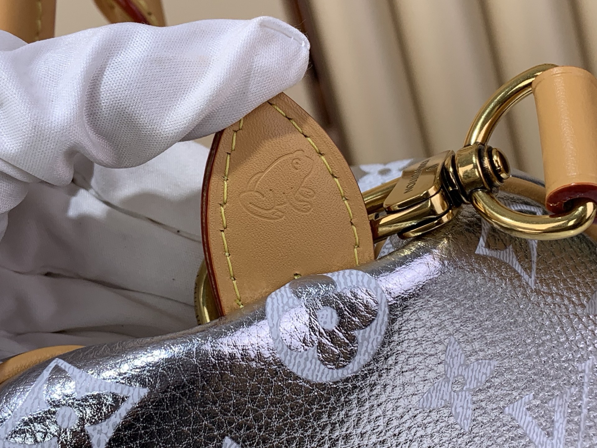 LV 一比一 M28384 銀色金屬 Speedy 手提包 女款亮面波士頓包 時尚斜背包| 17 LV 一比一 M28384 銀色金屬 Speedy 手提包 女款亮面波士頓包 時尚斜背包