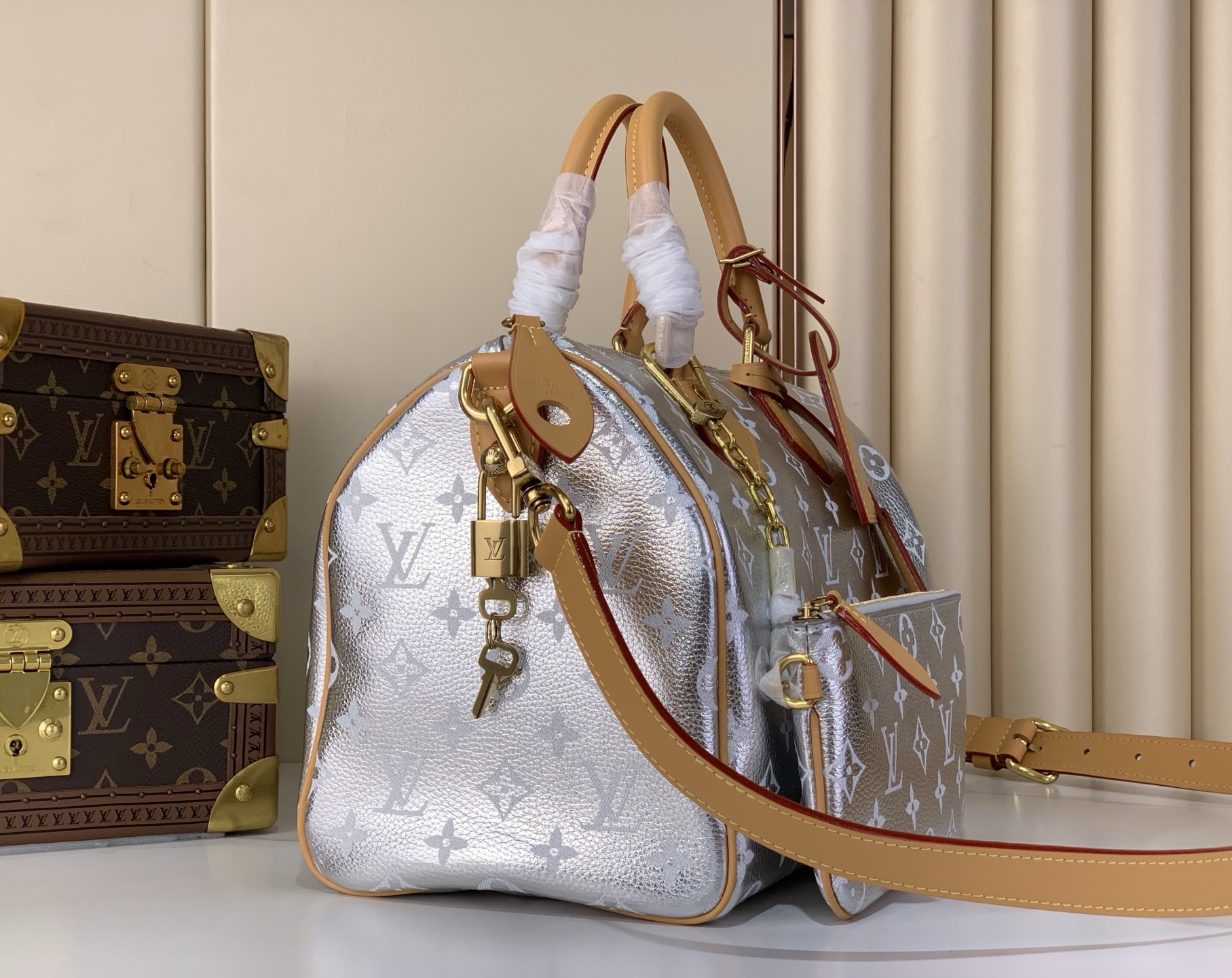 LV 一比一 M28384 銀色金屬 Speedy 手提包 女款亮面波士頓包 時尚斜背包| 14 LV 一比一 M28384 銀色金屬 Speedy 手提包 女款亮面波士頓包 時尚斜背包