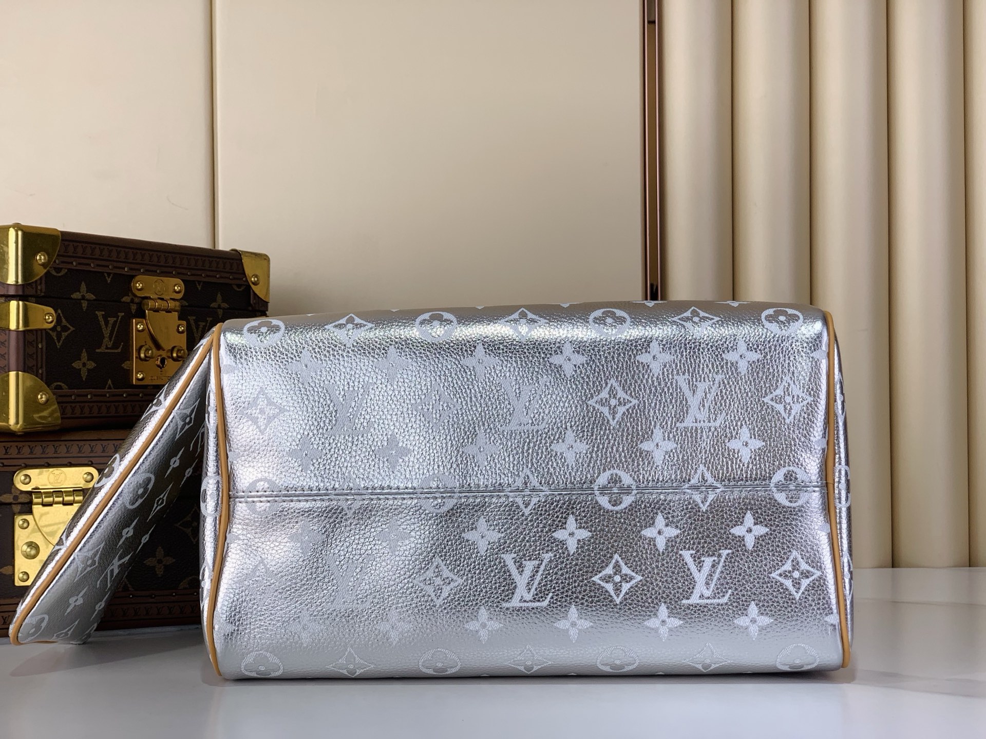 LV 一比一 M28384 銀色金屬 Speedy 手提包 女款亮面波士頓包 時尚斜背包| 12 LV 一比一 M28384 銀色金屬 Speedy 手提包 女款亮面波士頓包 時尚斜背包