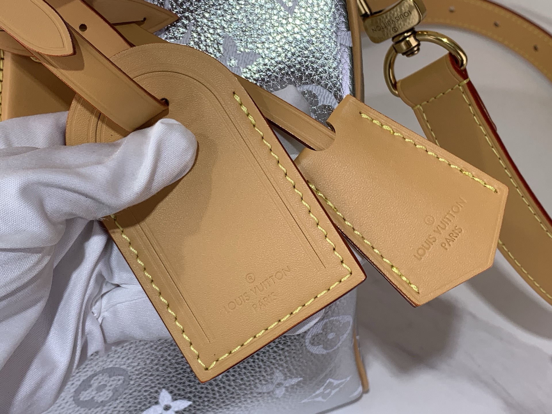 LV 一比一 M28384 銀色金屬 Speedy 手提包 女款亮面波士頓包 時尚斜背包| 11 LV 一比一 M28384 銀色金屬 Speedy 手提包 女款亮面波士頓包 時尚斜背包