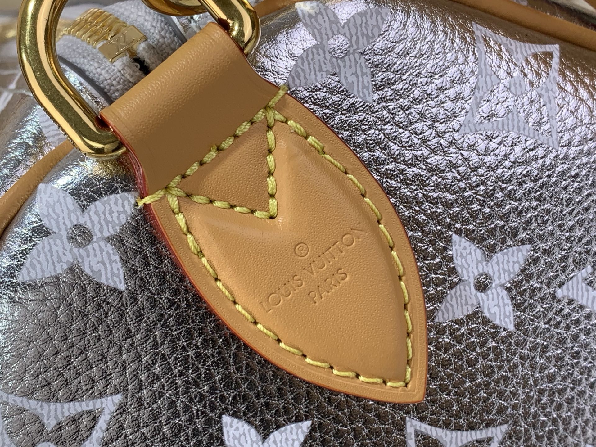 LV 一比一 M28384 銀色金屬 Speedy 手提包 女款亮面波士頓包 時尚斜背包| 9 LV 一比一 M28384 銀色金屬 Speedy 手提包 女款亮面波士頓包 時尚斜背包