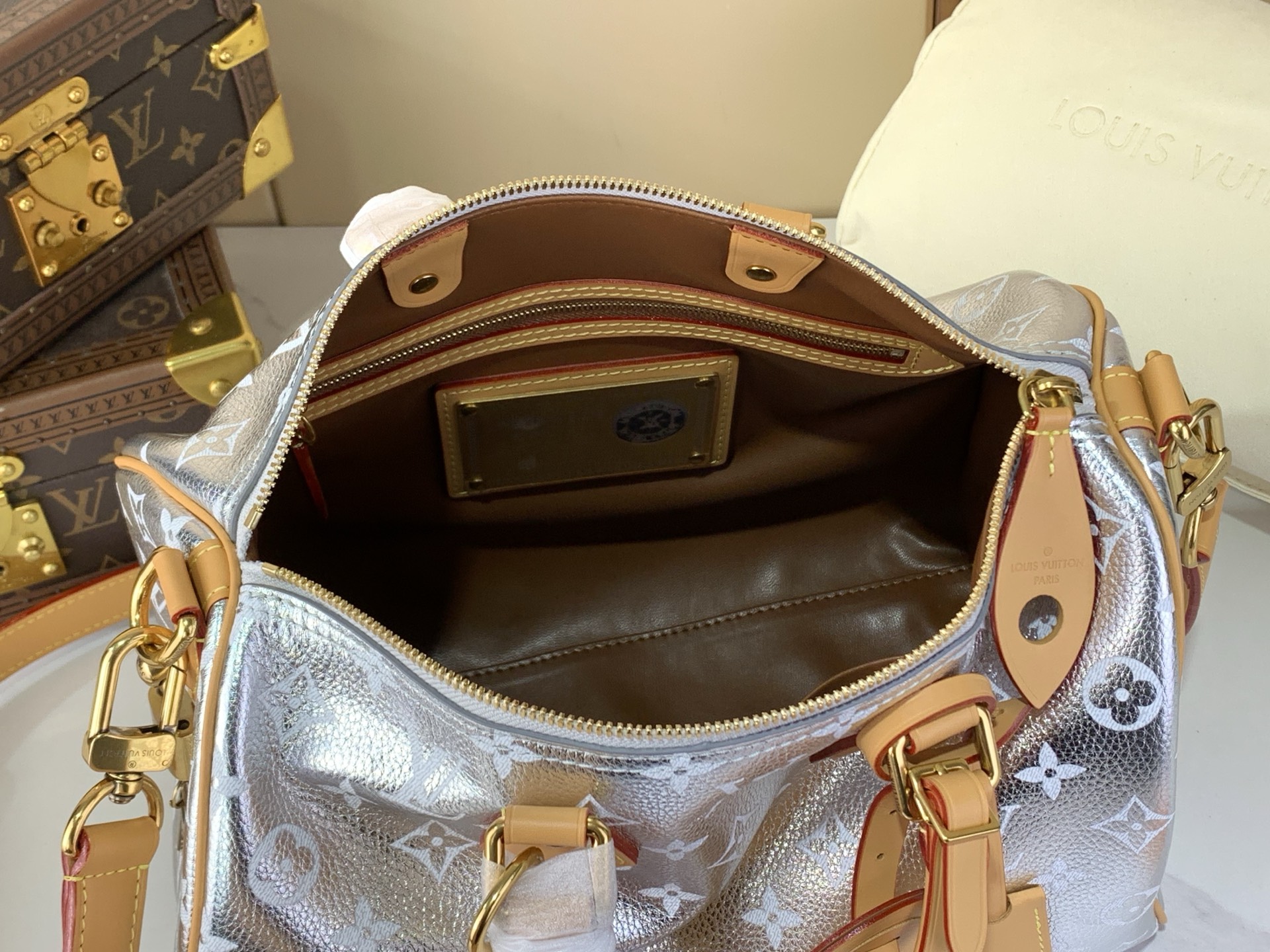 LV 一比一 M28384 銀色金屬 Speedy 手提包 女款亮面波士頓包 時尚斜背包| 7 LV 一比一 M28384 銀色金屬 Speedy 手提包 女款亮面波士頓包 時尚斜背包