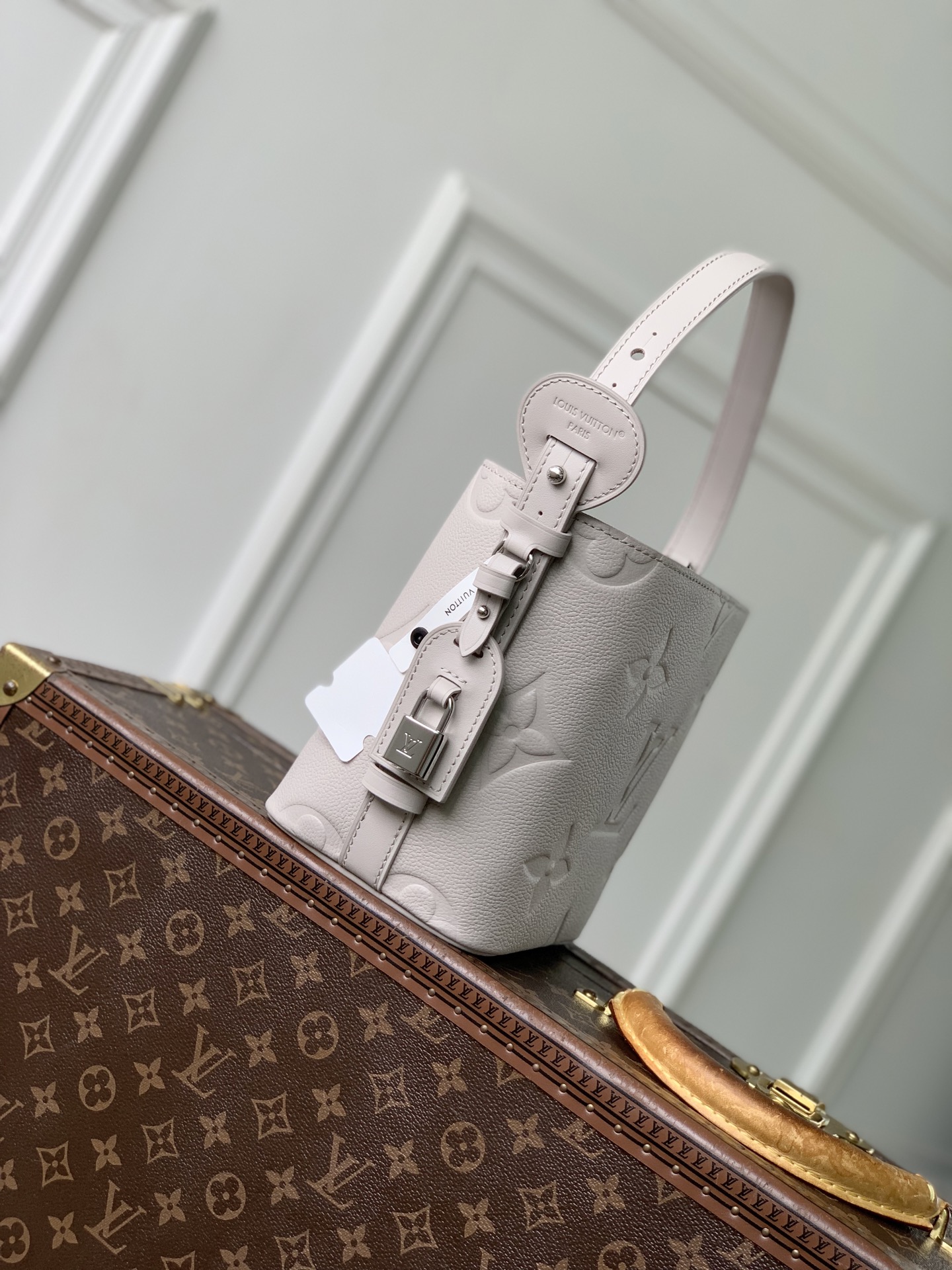 LV 高仿 M28342 白色壓紋 Monogram 小方包 女款單肩斜背包 高端氣質精品包| 14 LV 高仿 M28342 白色壓紋 Monogram 小方包 女款單肩斜背包 高端氣質精品包
