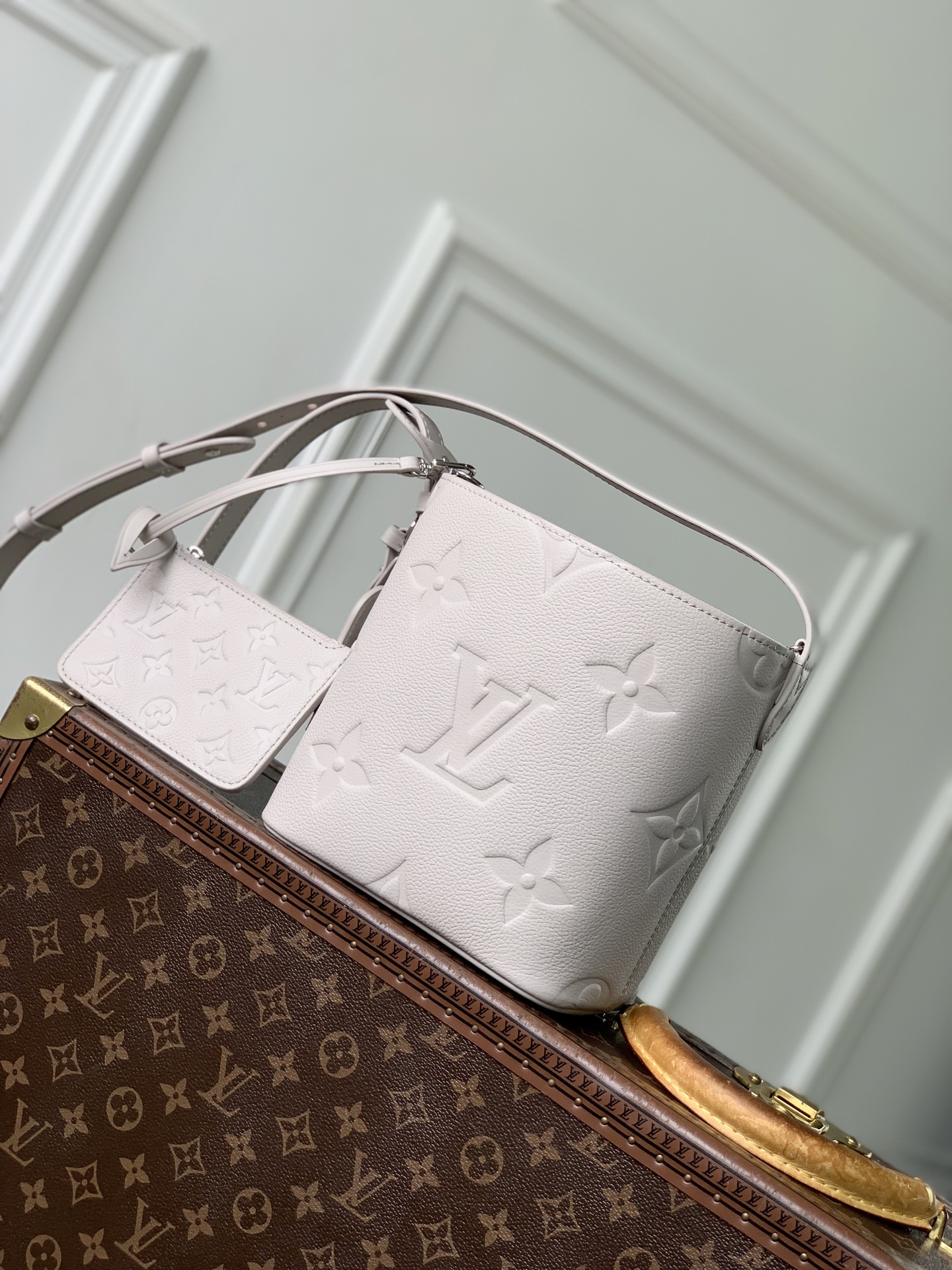 LV 高仿 M28342 白色壓紋 Monogram 小方包 女款單肩斜背包 高端氣質精品包| 13 LV 高仿 M28342 白色壓紋 Monogram 小方包 女款單肩斜背包 高端氣質精品包