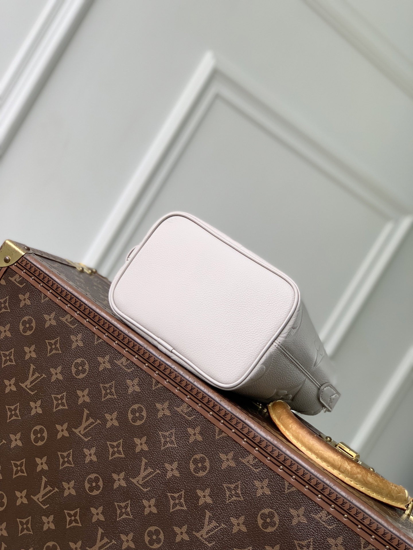LV 高仿 M28342 白色壓紋 Monogram 小方包 女款單肩斜背包 高端氣質精品包| 12 LV 高仿 M28342 白色壓紋 Monogram 小方包 女款單肩斜背包 高端氣質精品包