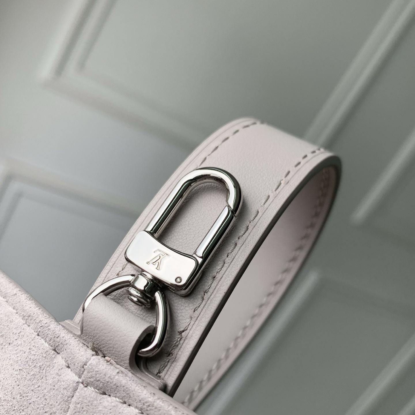 LV 高仿 M28342 白色壓紋 Monogram 小方包 女款單肩斜背包 高端氣質精品包| 10 LV 高仿 M28342 白色壓紋 Monogram 小方包 女款單肩斜背包 高端氣質精品包