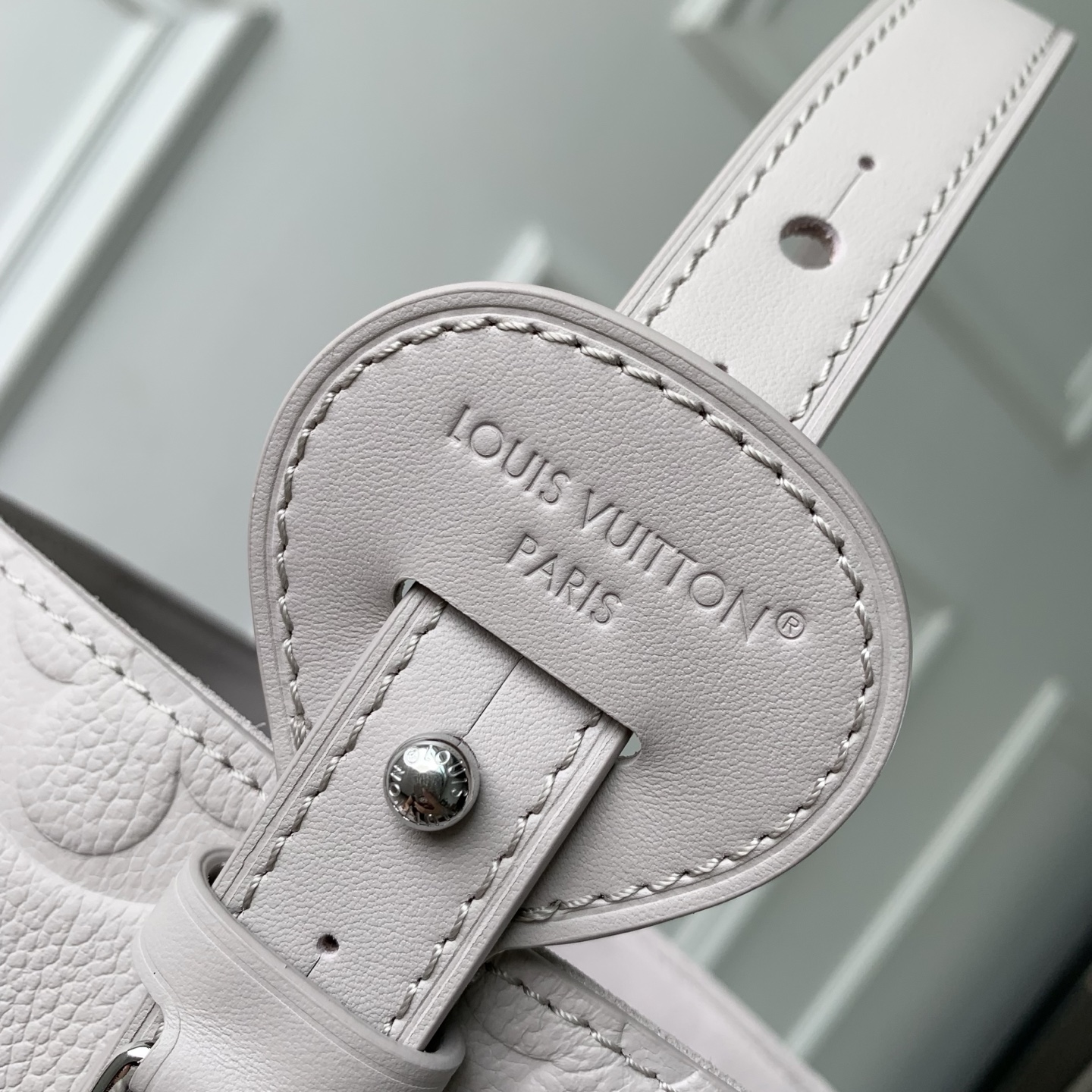 LV 高仿 M28342 白色壓紋 Monogram 小方包 女款單肩斜背包 高端氣質精品包| 9 LV 高仿 M28342 白色壓紋 Monogram 小方包 女款單肩斜背包 高端氣質精品包