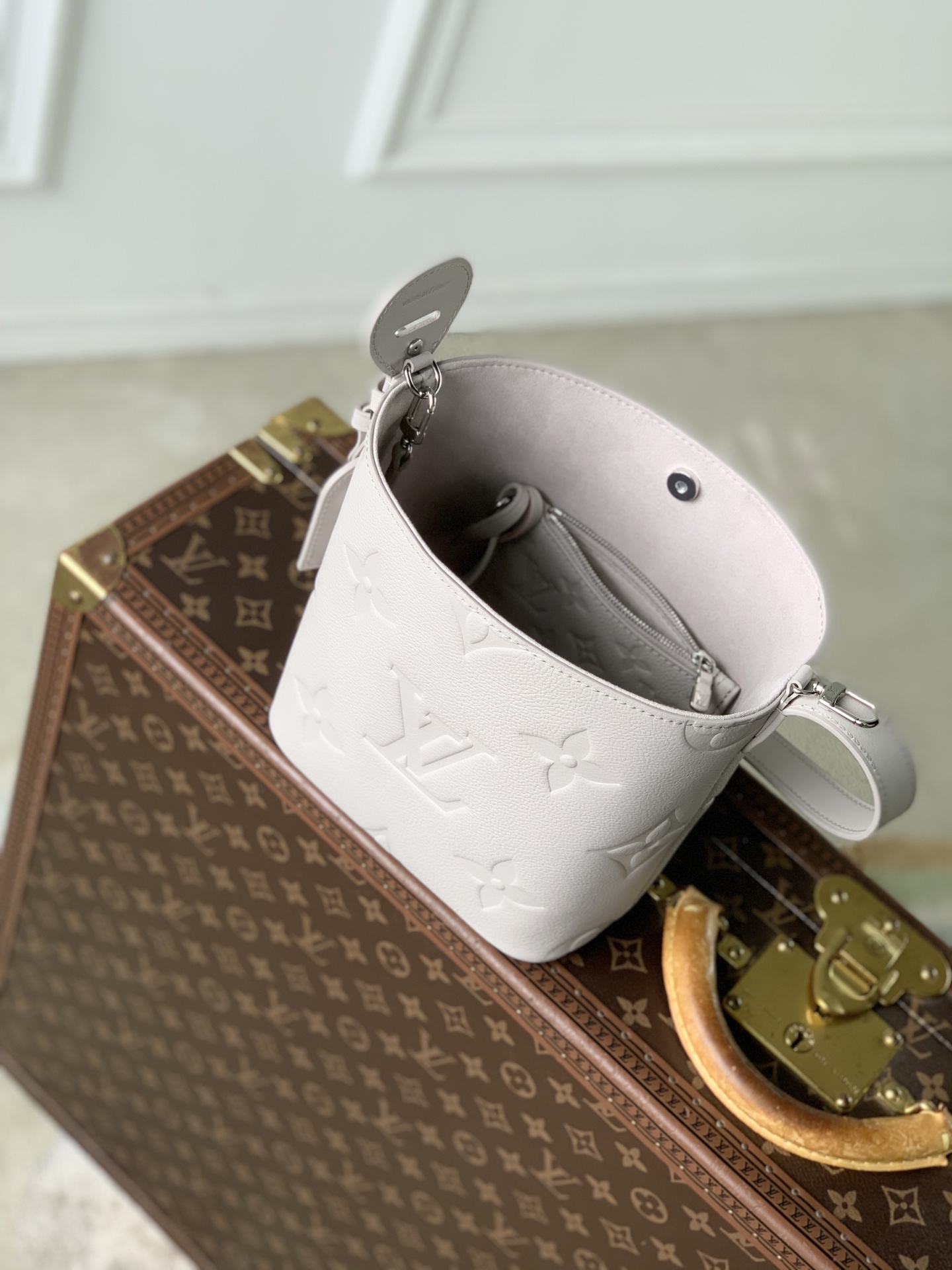 LV 高仿 M28342 白色壓紋 Monogram 小方包 女款單肩斜背包 高端氣質精品包| 7 LV 高仿 M28342 白色壓紋 Monogram 小方包 女款單肩斜背包 高端氣質精品包