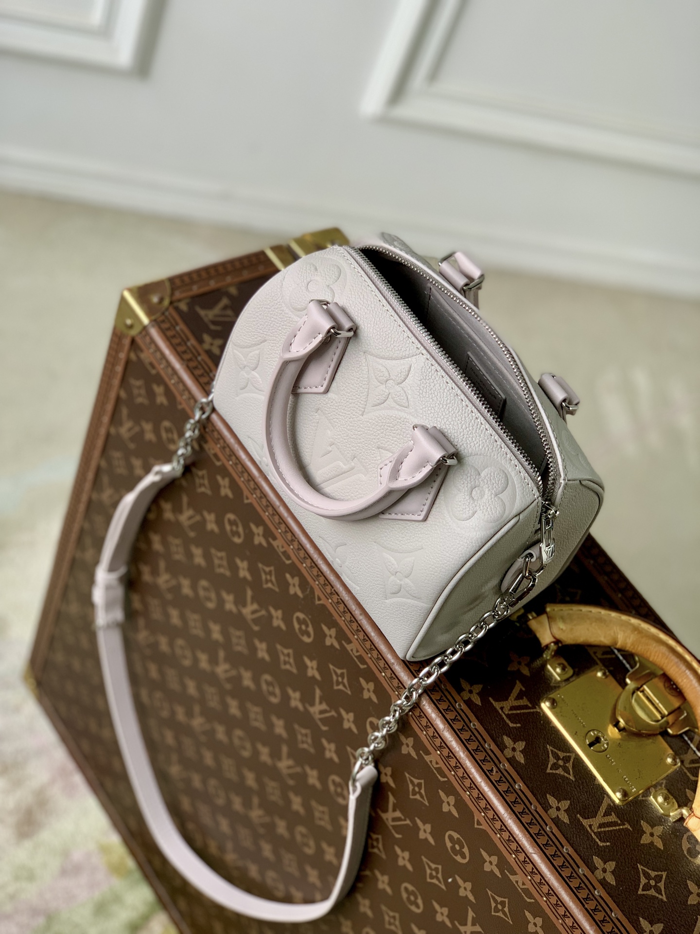 LV 一比一 M28343 白粉拼色壓紋 Nano Speedy 迷你手提斜背包 女款高端精品小包| 15 LV 一比一 M28343 白粉拼色壓紋 Nano Speedy 迷你手提斜背包 女款高端精品小包