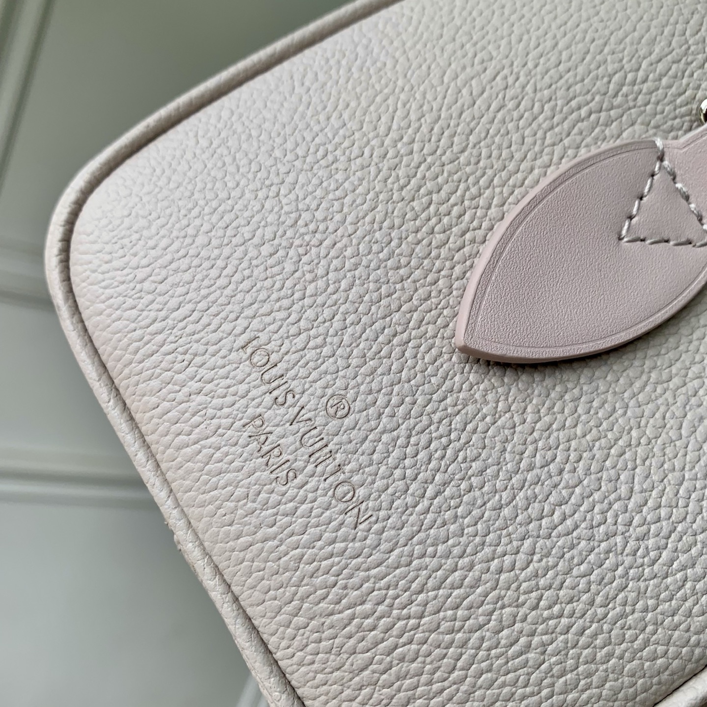 LV 一比一 M28343 白粉拼色壓紋 Nano Speedy 迷你手提斜背包 女款高端精品小包| 8 LV 一比一 M28343 白粉拼色壓紋 Nano Speedy 迷你手提斜背包 女款高端精品小包