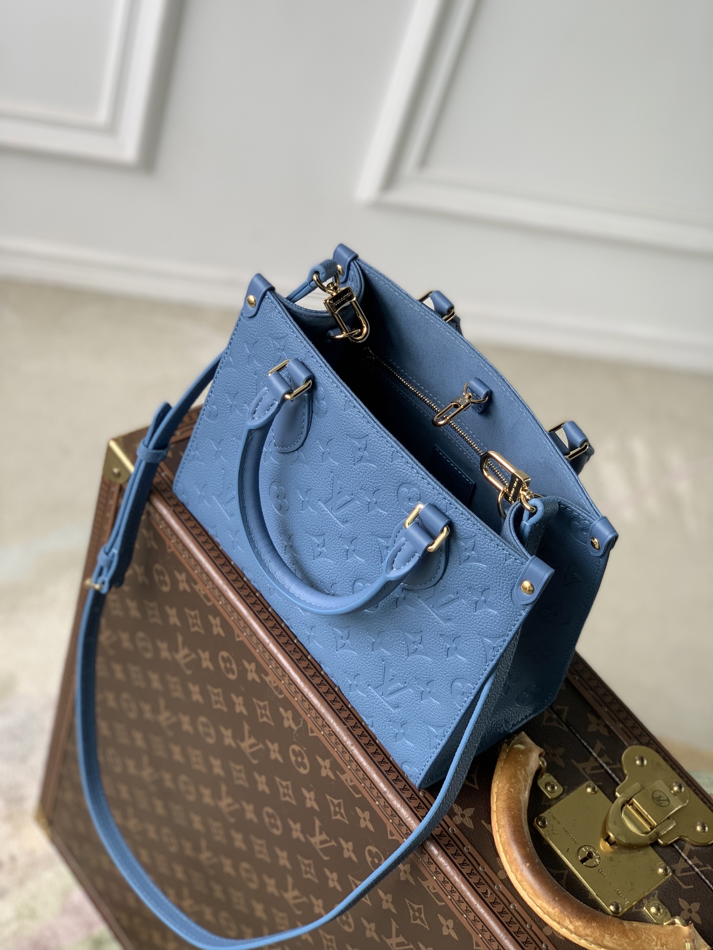 LV 原單 M28181 藍色壓紋 Monogram 手提包 女款中型單肩斜背包 通勤精品款| 15 LV 原單 M28181 藍色壓紋 Monogram 手提包 女款中型單肩斜背包 通勤精品款