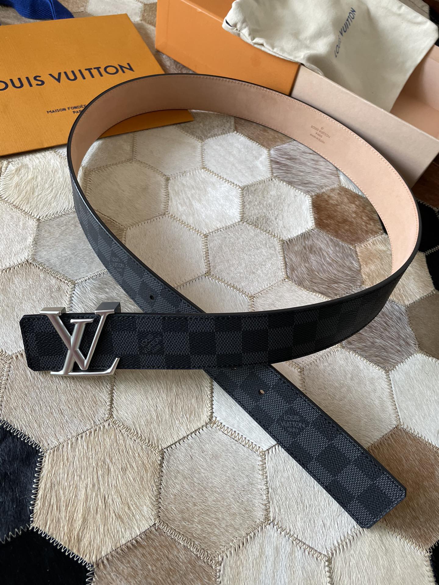 LV 高仿 男款 咖啡棋盤格皮帶 經典百搭商務款| 9 LV 高仿 男款 咖啡棋盤格皮帶 經典百搭商務款