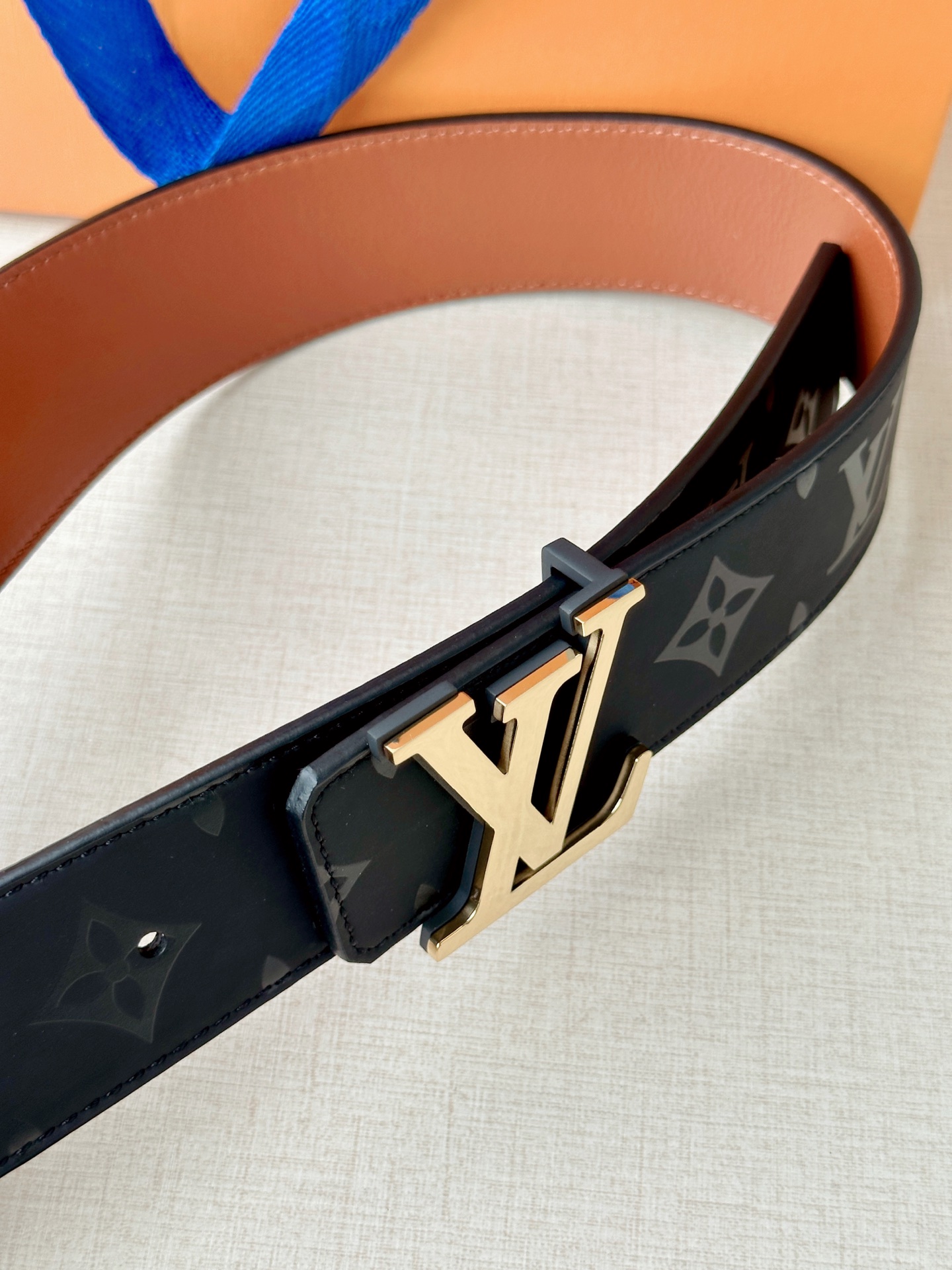LV A貨 男款 黑色亮面皮帶 LV扣頭潮流款| 12 LV A貨 男款 黑色亮面皮帶 LV扣頭潮流款
