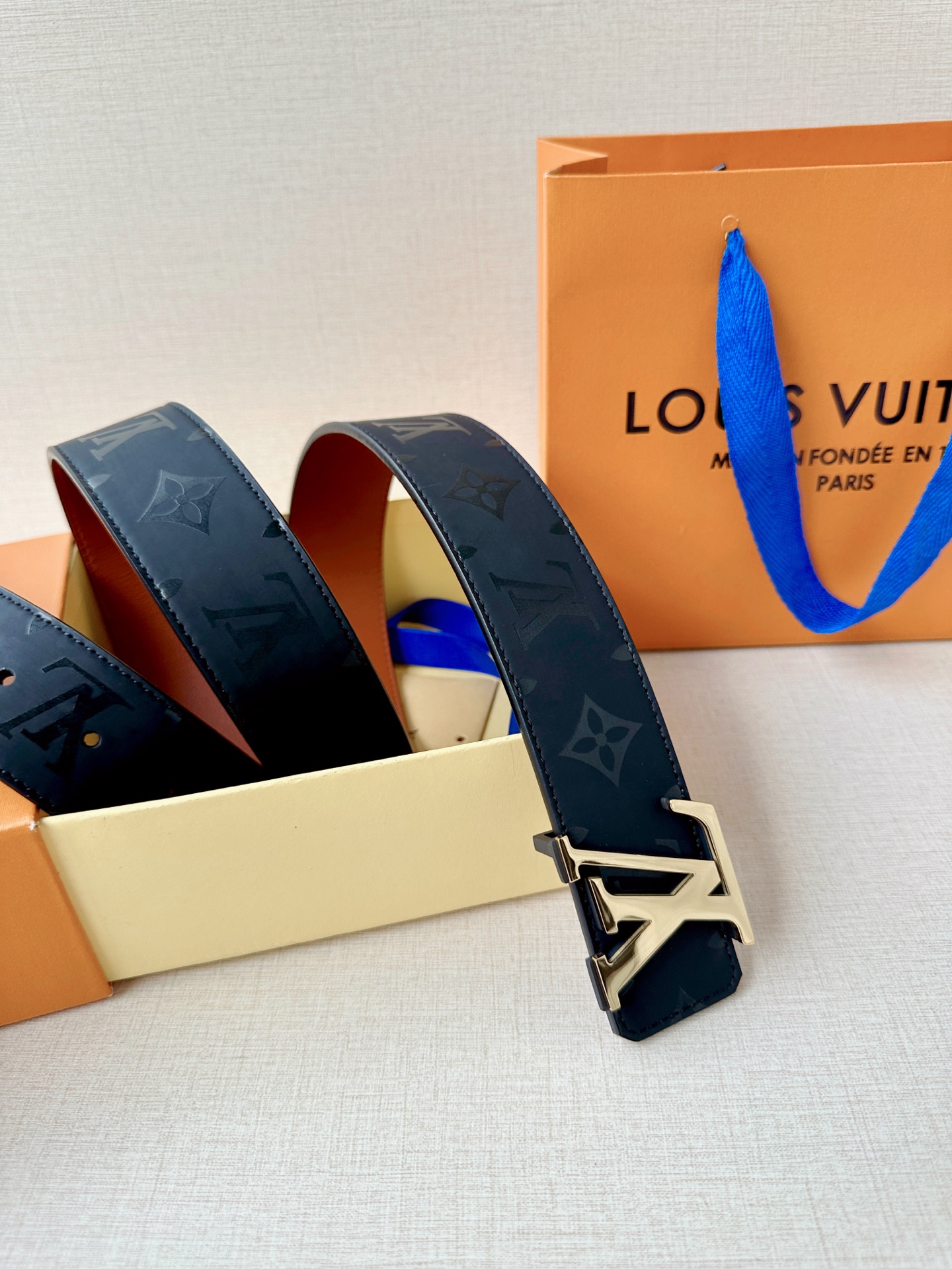 LV A貨 男款 黑色亮面皮帶 LV扣頭潮流款| 10 LV A貨 男款 黑色亮面皮帶 LV扣頭潮流款