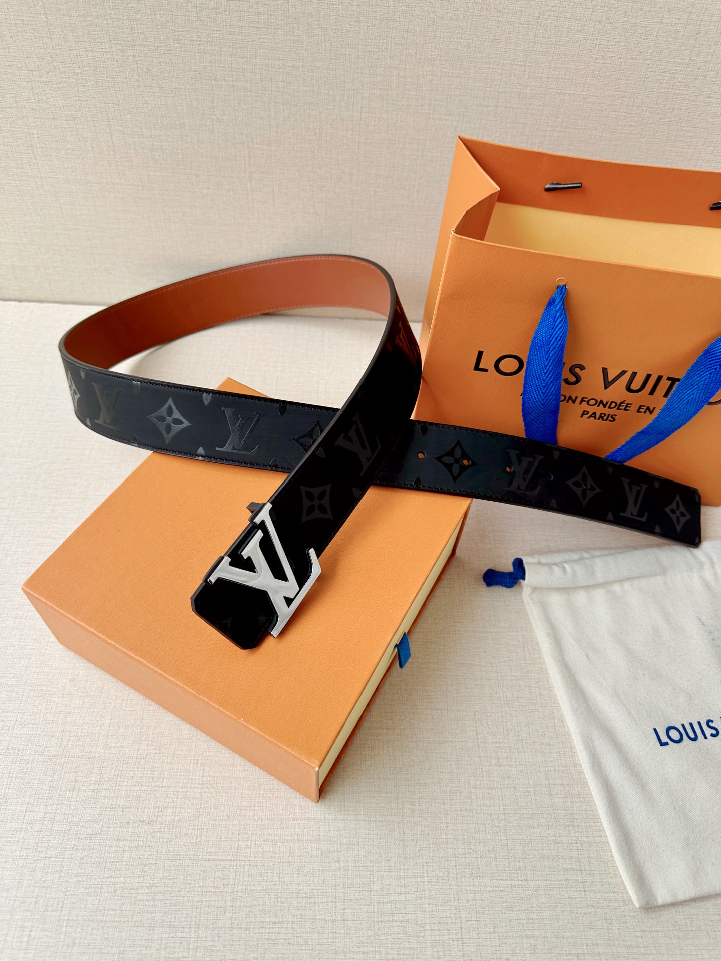 LV A貨 男款 黑色亮面皮帶 LV扣頭潮流款| 8 LV A貨 男款 黑色亮面皮帶 LV扣頭潮流款