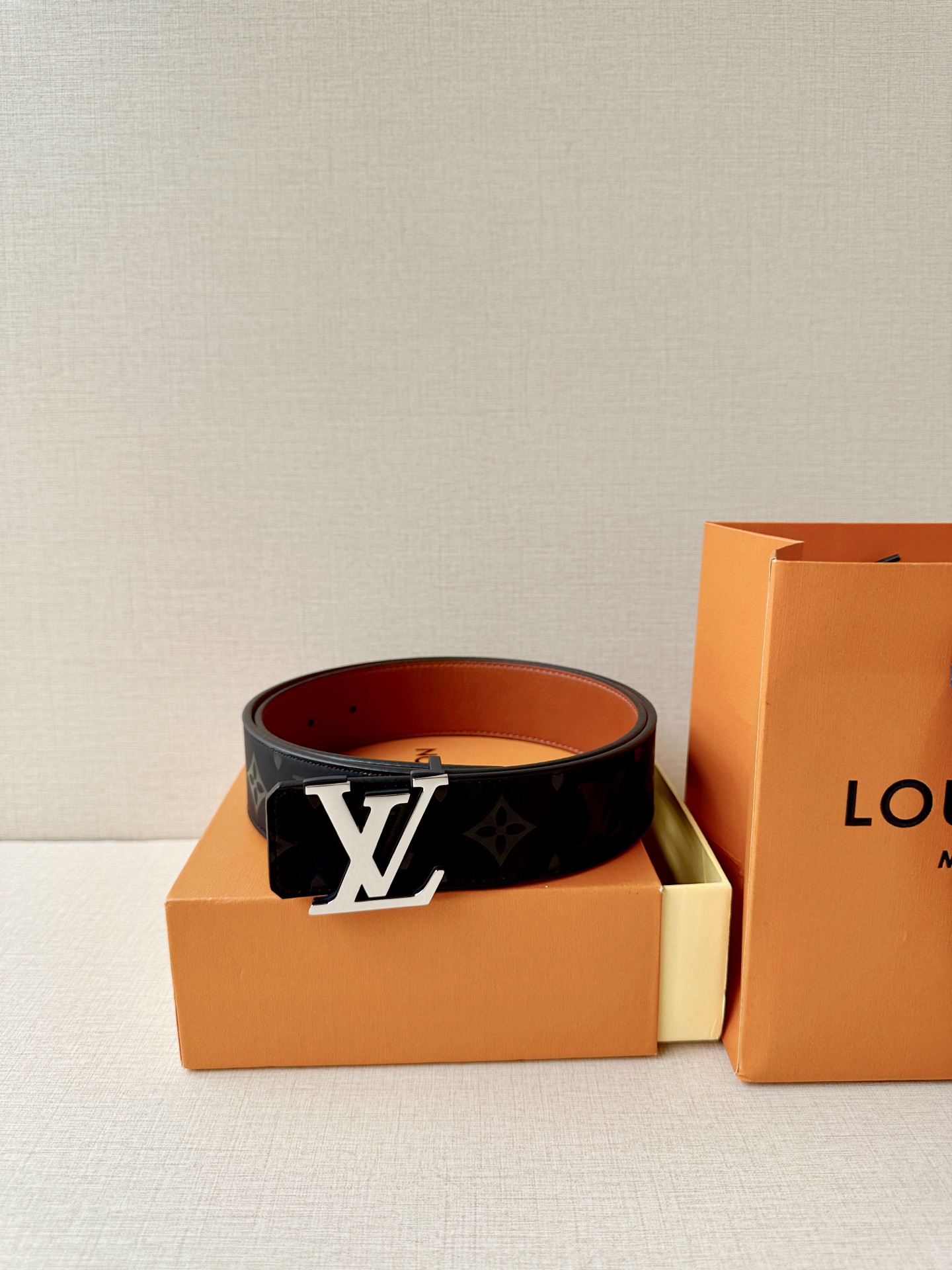 LV A貨 男款 黑色亮面皮帶 LV扣頭潮流款| 7 LV A貨 男款 黑色亮面皮帶 LV扣頭潮流款