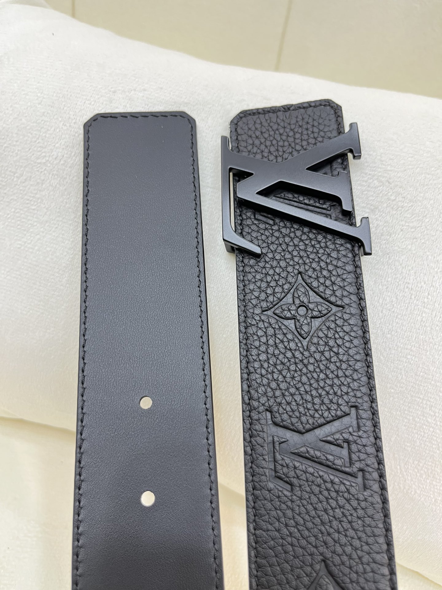 LV 原單 男款 皮帶 全黑壓紋設計 啞光扣頭 商務風格| 9 LV 原單 男款 皮帶 全黑壓紋設計 啞光扣頭 商務風格