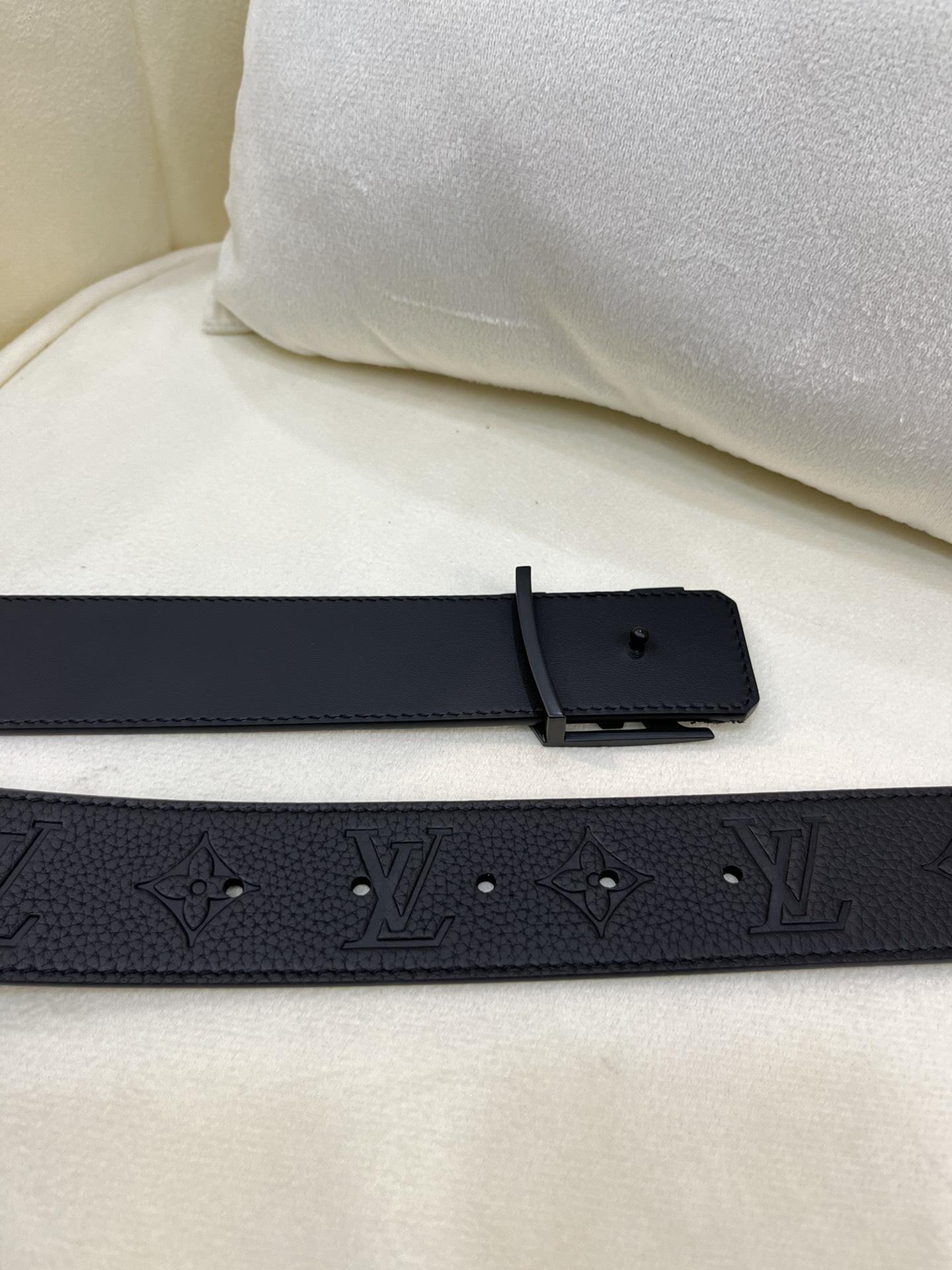 LV 原單 男款 皮帶 全黑壓紋設計 啞光扣頭 商務風格| 8 LV 原單 男款 皮帶 全黑壓紋設計 啞光扣頭 商務風格