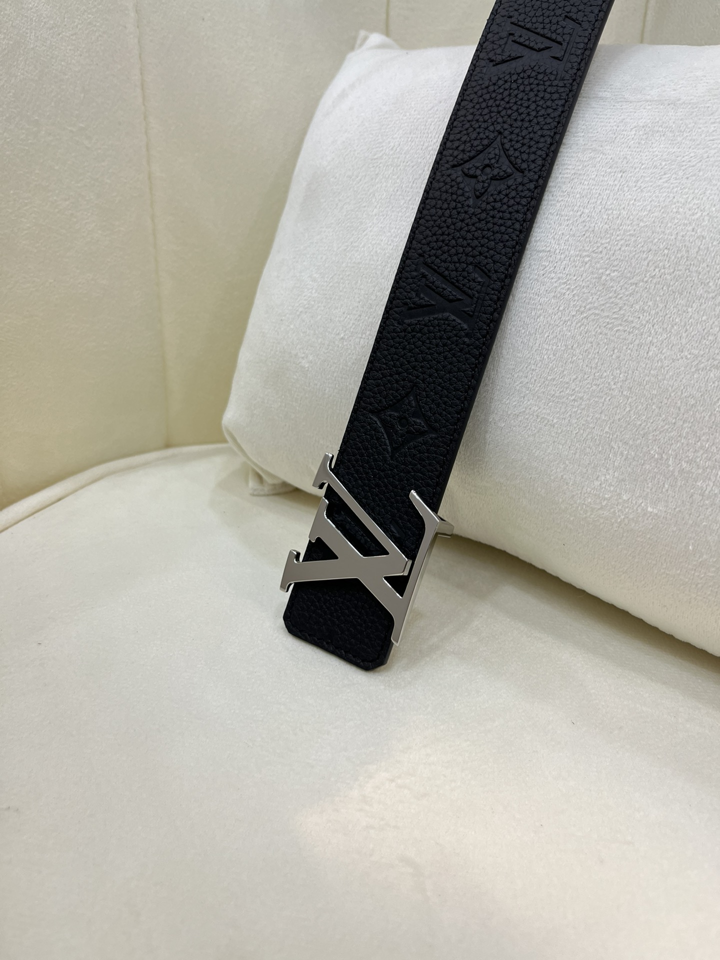 LV 高仿 男款 皮帶 黑色壓紋 銀扣設計 百搭款| 11 LV 高仿 男款 皮帶 黑色壓紋 銀扣設計 百搭款