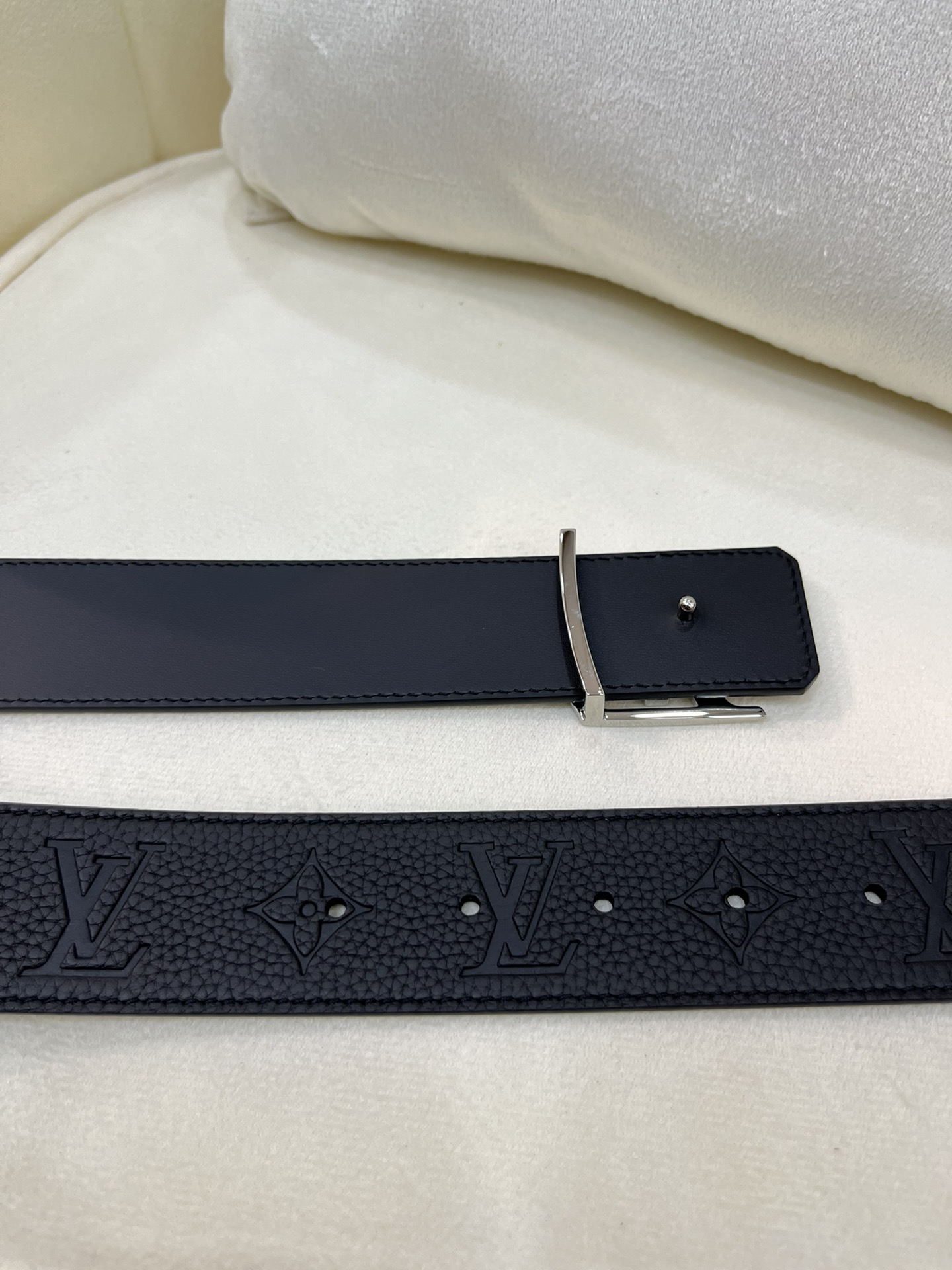 LV 高仿 男款 皮帶 黑色壓紋 銀扣設計 百搭款| 9 LV 高仿 男款 皮帶 黑色壓紋 銀扣設計 百搭款