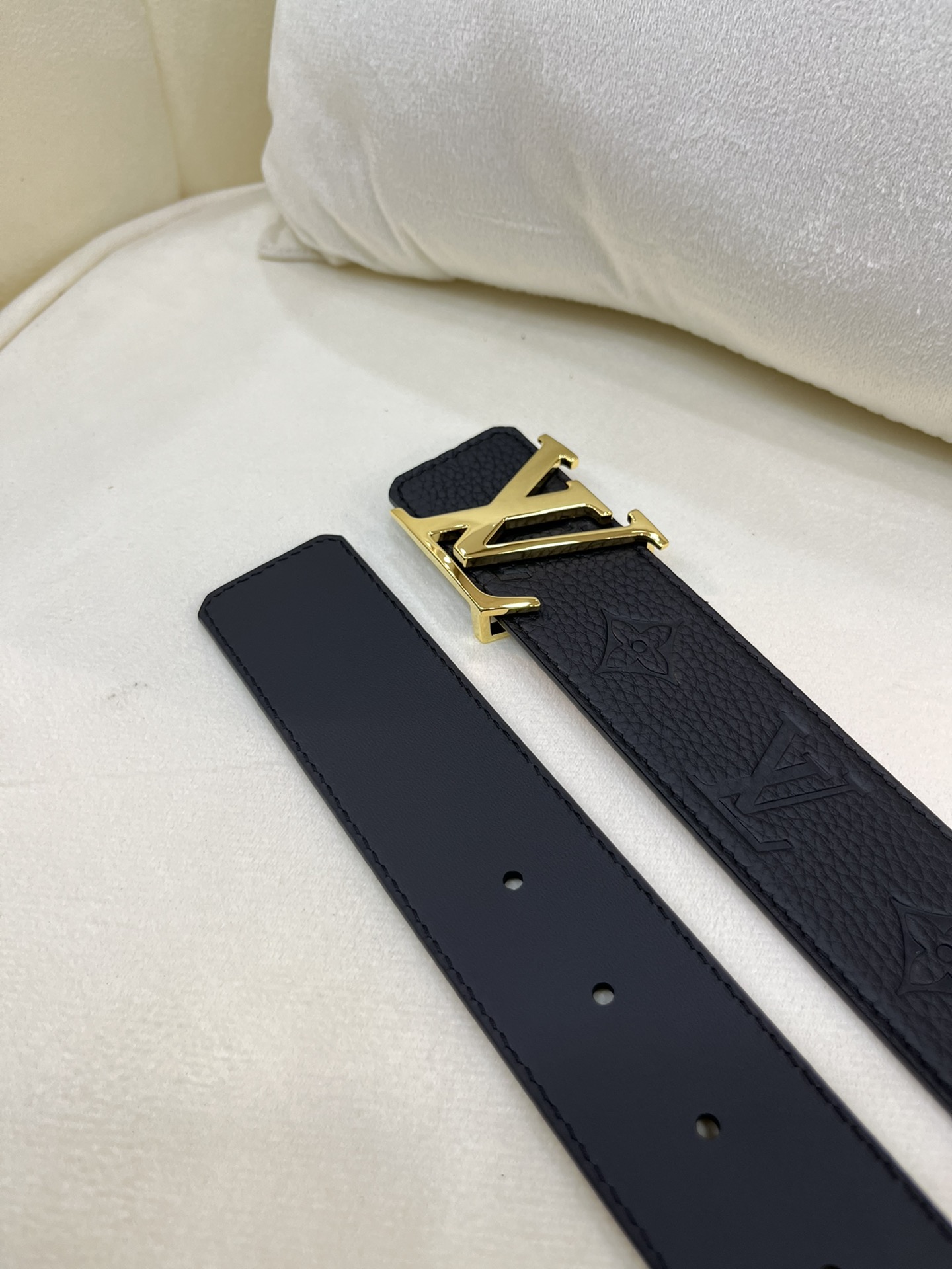 LV A貨 男款 皮帶 黑色壓紋設計 金扣 商務百搭款| 9 LV A貨 男款 皮帶 黑色壓紋設計 金扣 商務百搭款