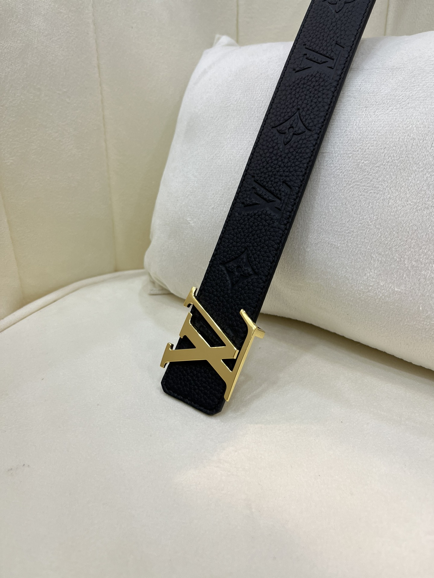 LV A貨 男款 皮帶 黑色壓紋設計 金扣 商務百搭款| 8 LV A貨 男款 皮帶 黑色壓紋設計 金扣 商務百搭款