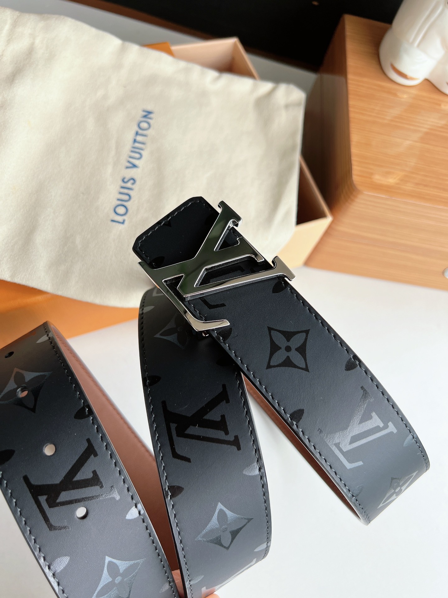 LV 高仿 男款 皮帶 老花印花設計 银扣 百搭款| 7 LV 高仿 男款 皮帶 老花印花設計 银扣 百搭款