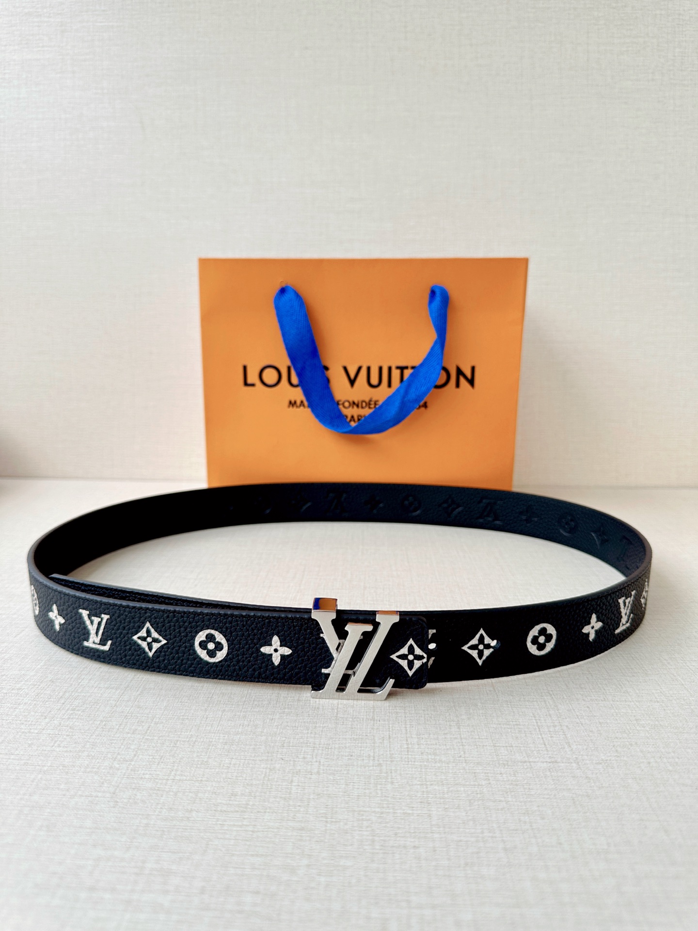 LV 高仿黑白Monogram皮帶|壓紋牛皮銀扣經典款男士腰帶| 14 LV 高仿黑白Monogram皮帶|壓紋牛皮銀扣經典款男士腰帶