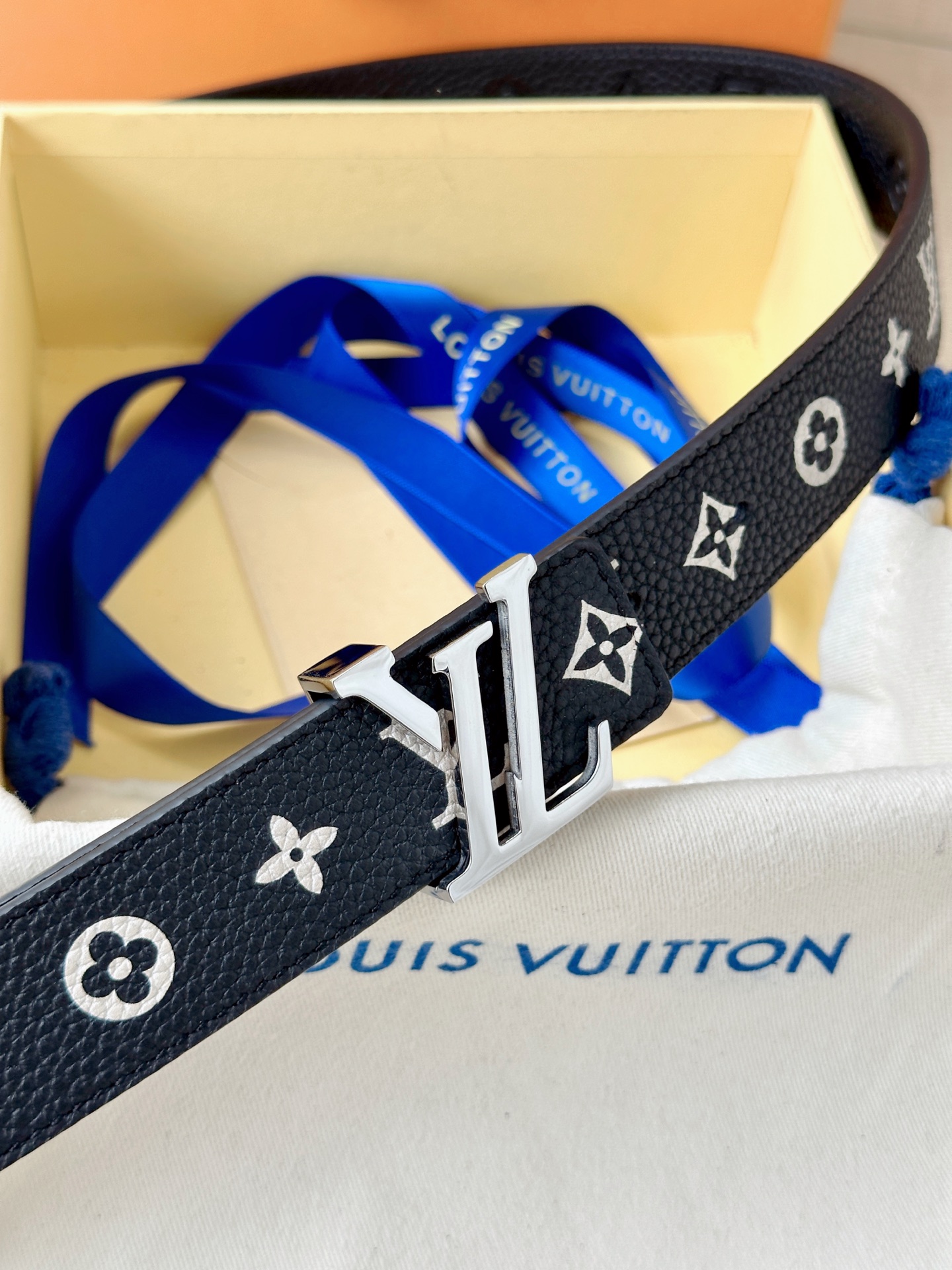 LV 高仿黑白Monogram皮帶|壓紋牛皮銀扣經典款男士腰帶| 13 LV 高仿黑白Monogram皮帶|壓紋牛皮銀扣經典款男士腰帶