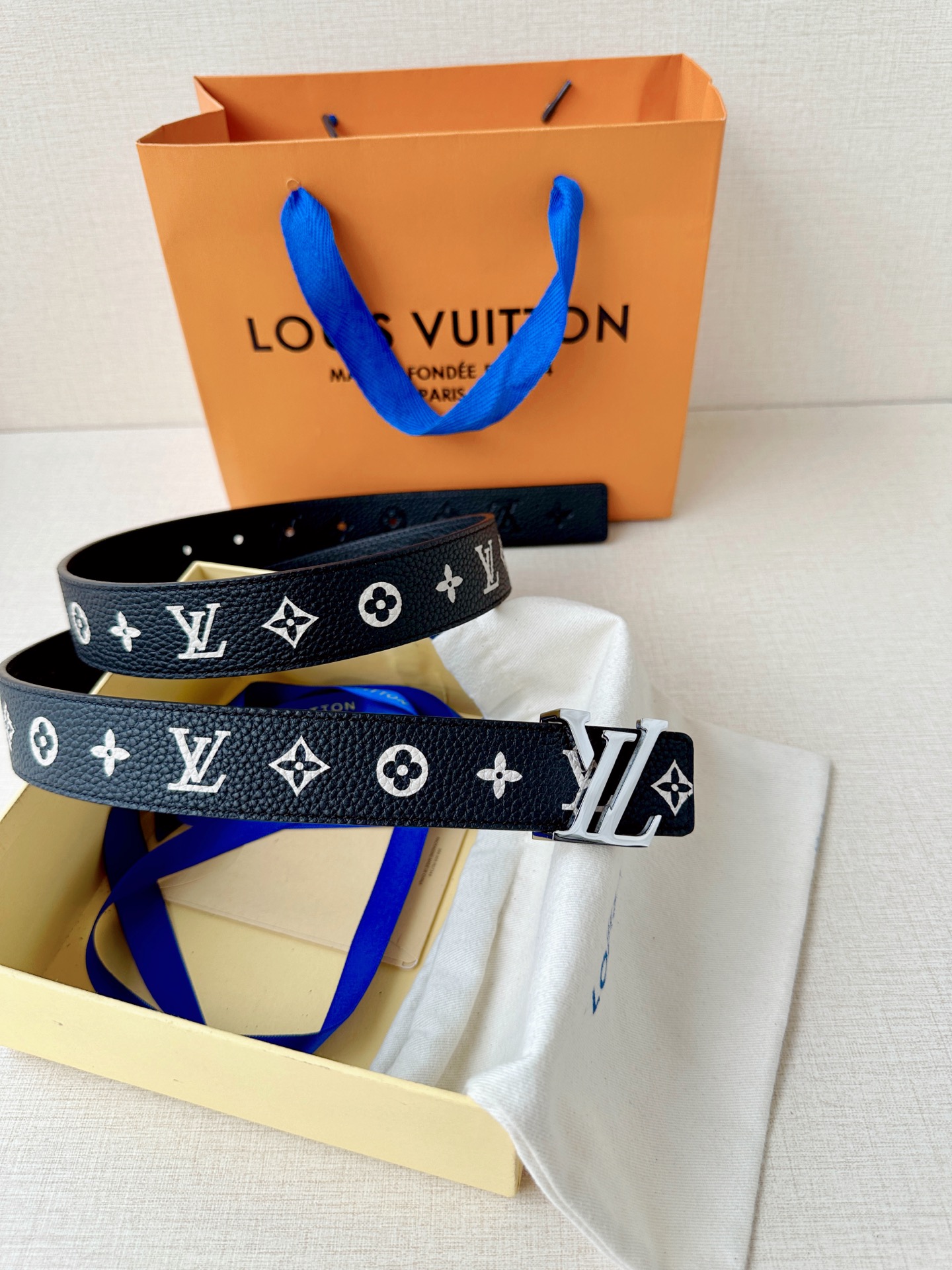 LV 高仿黑白Monogram皮帶|壓紋牛皮銀扣經典款男士腰帶| 12 LV 高仿黑白Monogram皮帶|壓紋牛皮銀扣經典款男士腰帶