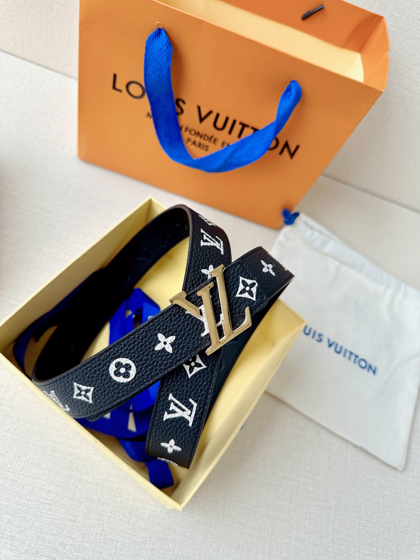 LV 高仿黑白Monogram皮帶|壓紋牛皮銀扣經典款男士腰帶| 11 LV 高仿黑白Monogram皮帶|壓紋牛皮銀扣經典款男士腰帶