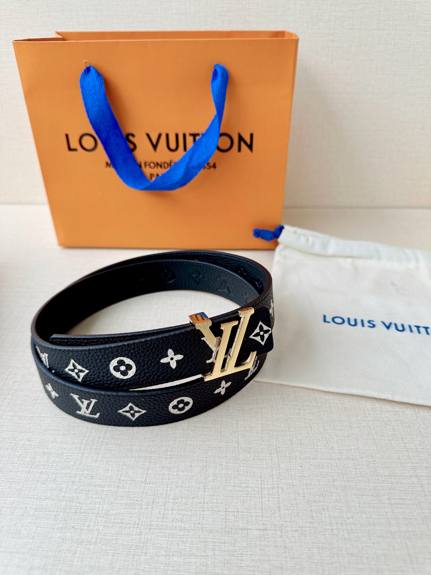 LV 高仿黑白Monogram皮帶|壓紋牛皮銀扣經典款男士腰帶| 10 LV 高仿黑白Monogram皮帶|壓紋牛皮銀扣經典款男士腰帶