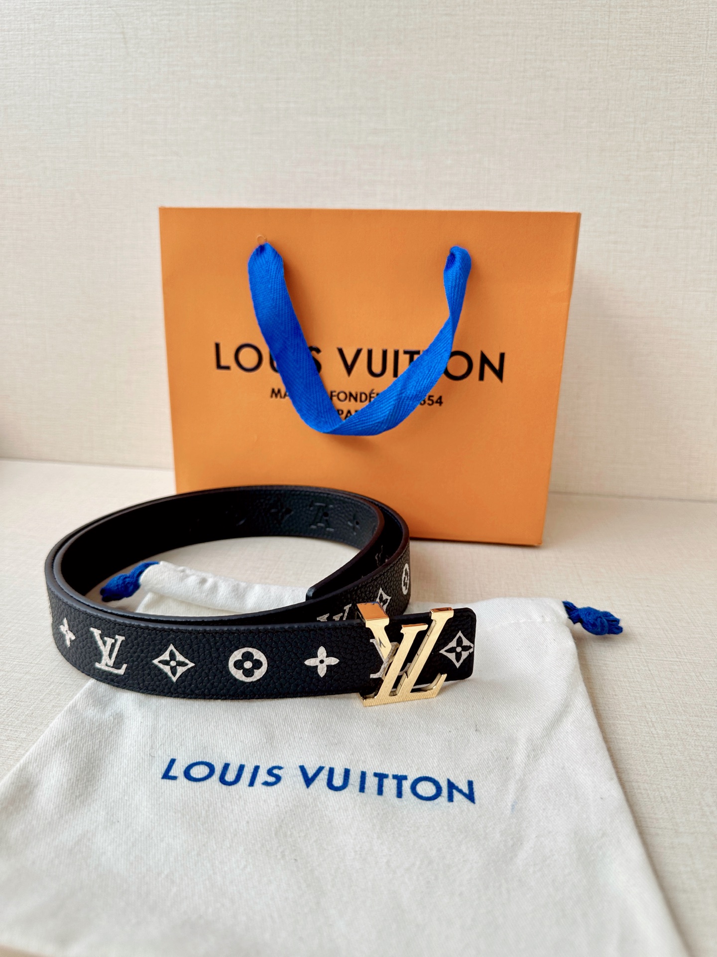 LV 高仿黑白Monogram皮帶|壓紋牛皮銀扣經典款男士腰帶| 9 LV 高仿黑白Monogram皮帶|壓紋牛皮銀扣經典款男士腰帶