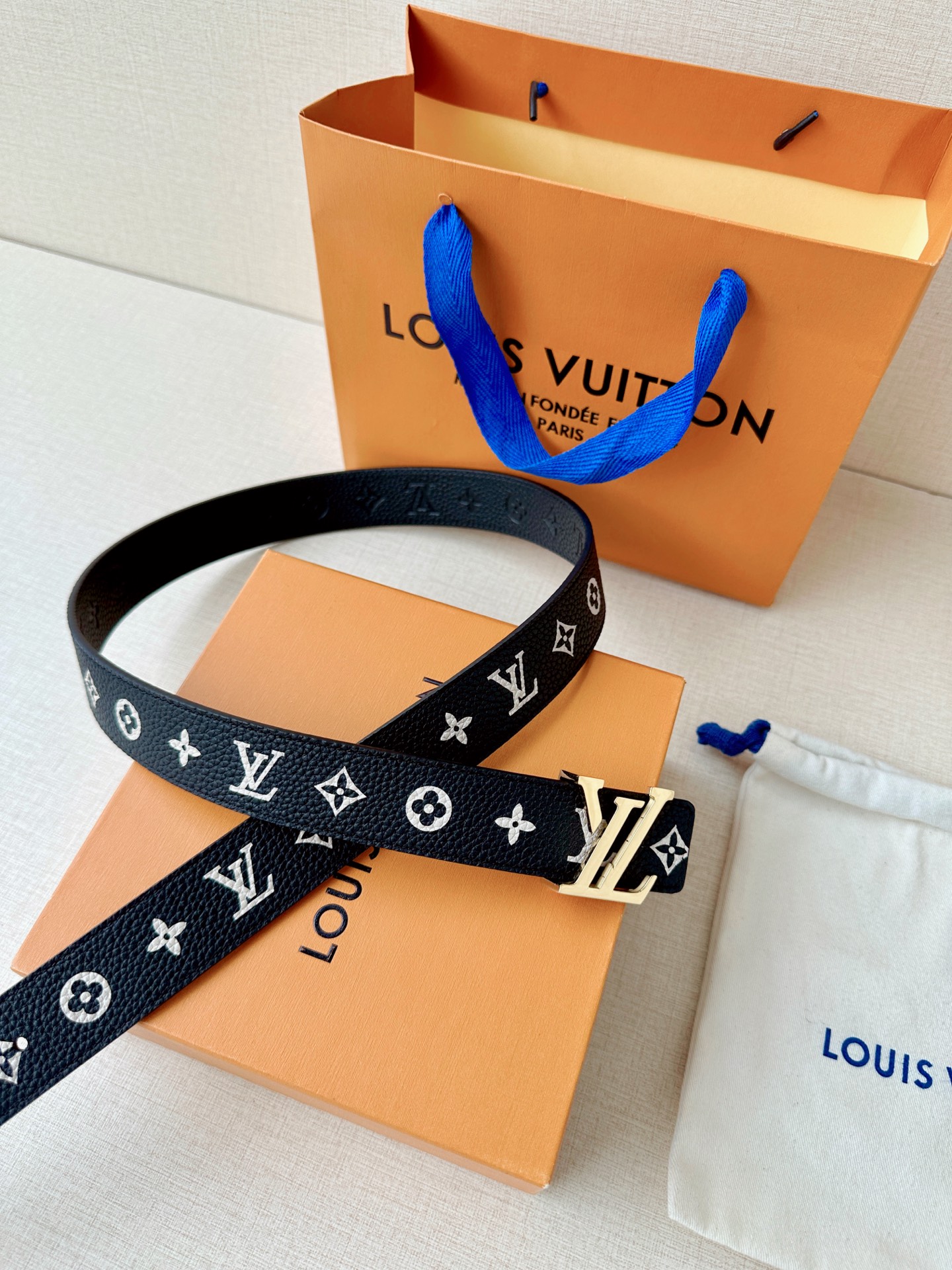 LV 高仿黑白Monogram皮帶|壓紋牛皮銀扣經典款男士腰帶| 8 LV 高仿黑白Monogram皮帶|壓紋牛皮銀扣經典款男士腰帶
