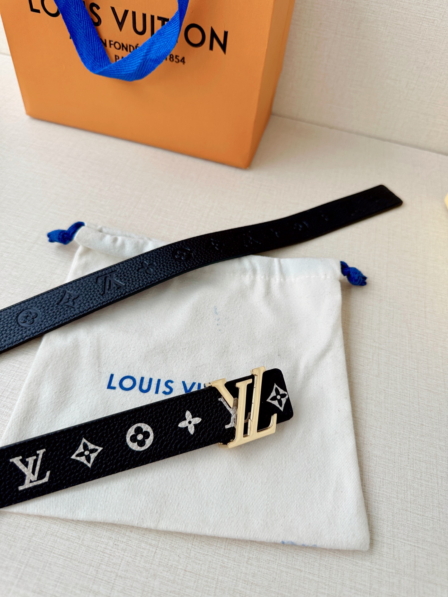 LV 高仿黑白Monogram皮帶|壓紋牛皮銀扣經典款男士腰帶| 7 LV 高仿黑白Monogram皮帶|壓紋牛皮銀扣經典款男士腰帶