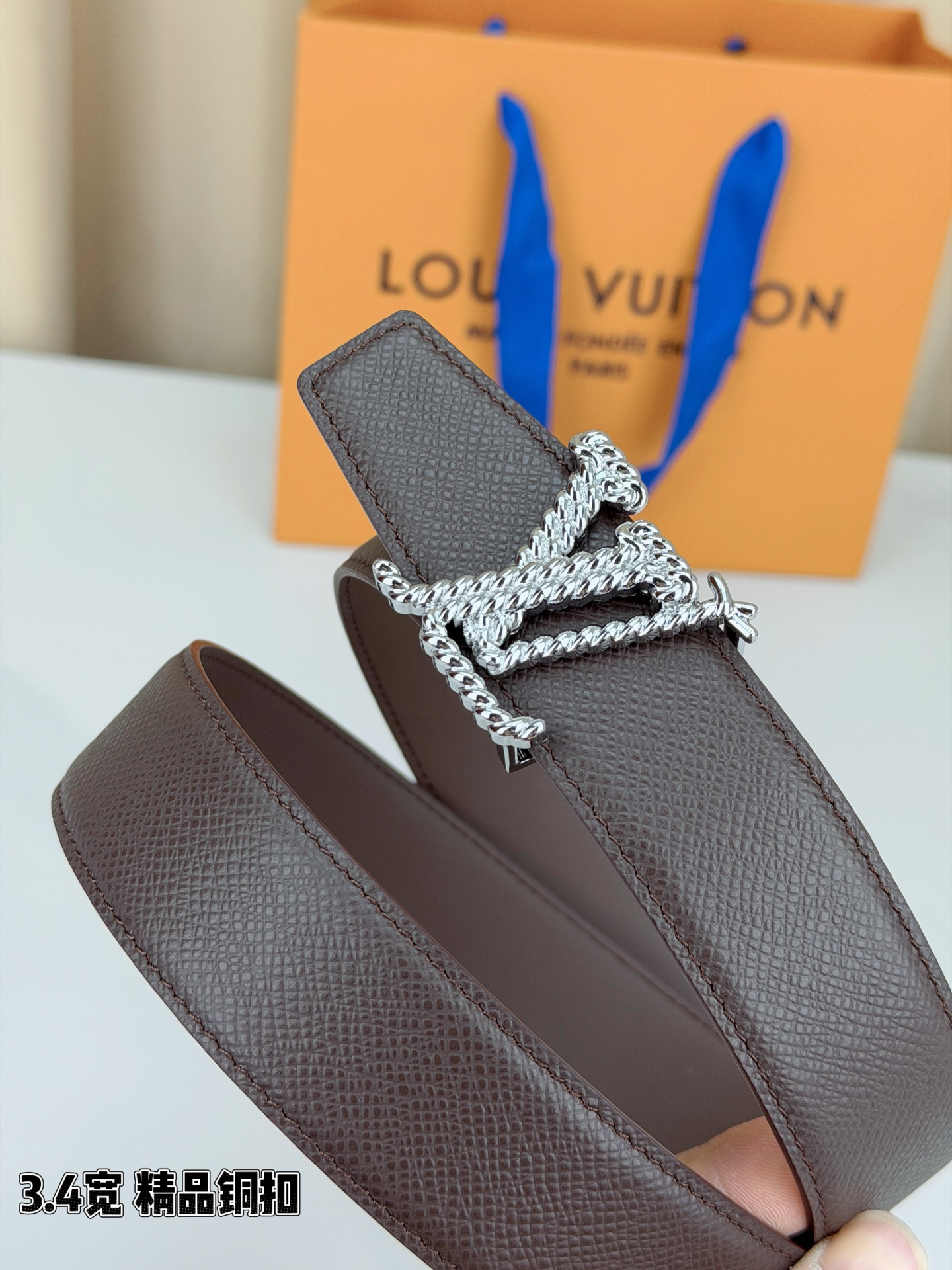 LV 高仿棕色粒面牛皮皮帶|銀扣極簡設計高端男士腰帶| 8 LV 高仿棕色粒面牛皮皮帶|銀扣極簡設計高端男士腰帶