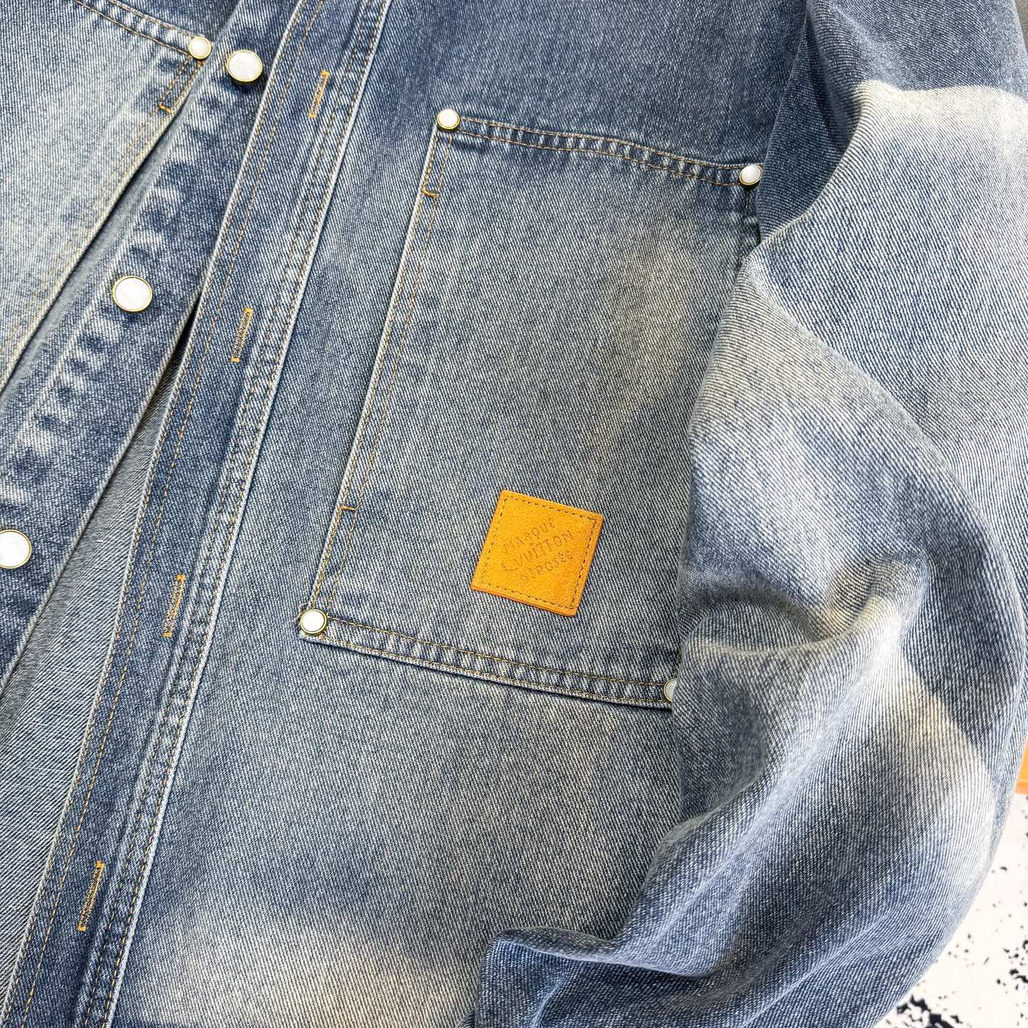 LV高仿字母刺繡牛仔外套 簡約設計休閒丹寧夾克| 16 LV高仿字母刺繡牛仔外套 簡約設計休閒丹寧夾克