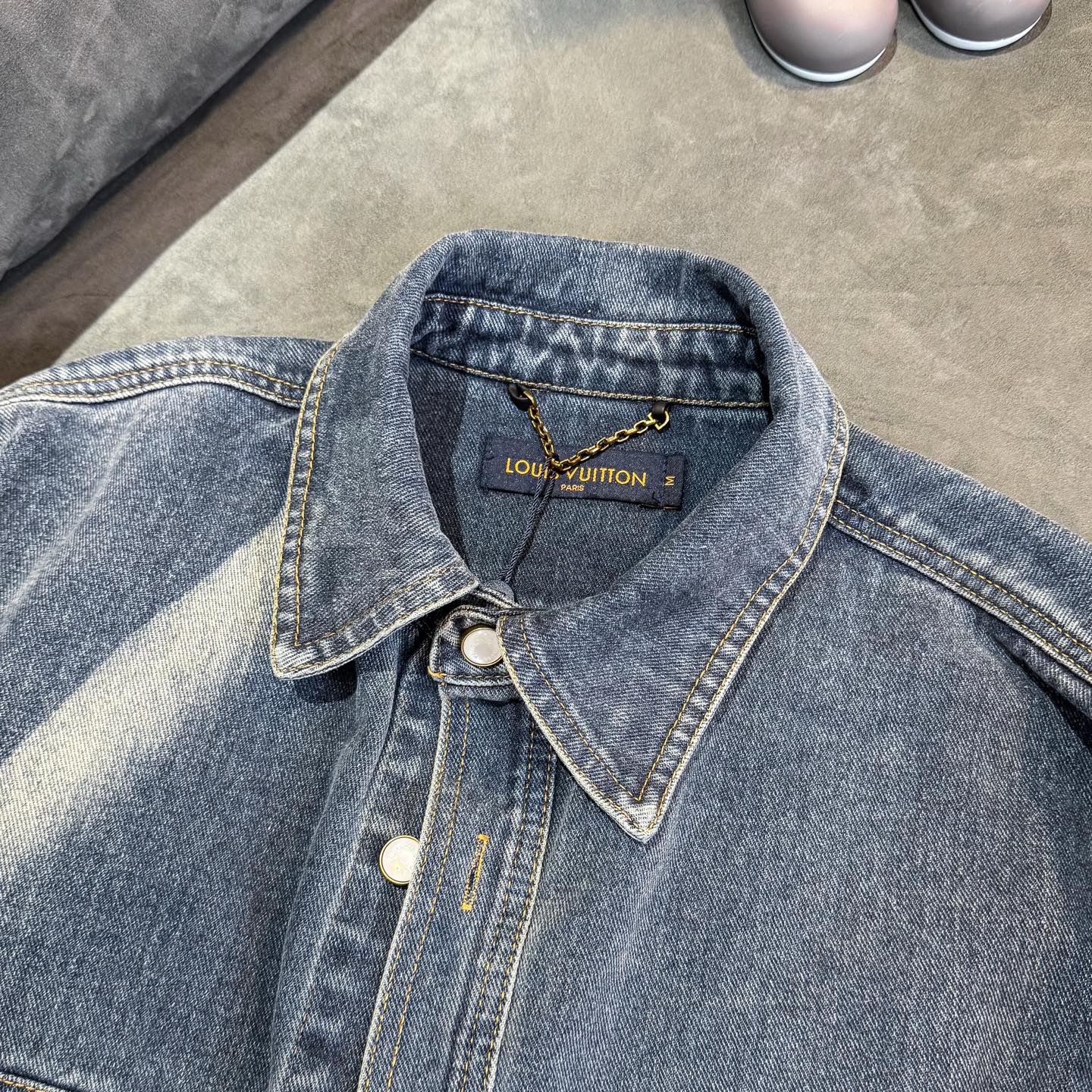 LV高仿字母刺繡牛仔外套 簡約設計休閒丹寧夾克| 13 LV高仿字母刺繡牛仔外套 簡約設計休閒丹寧夾克