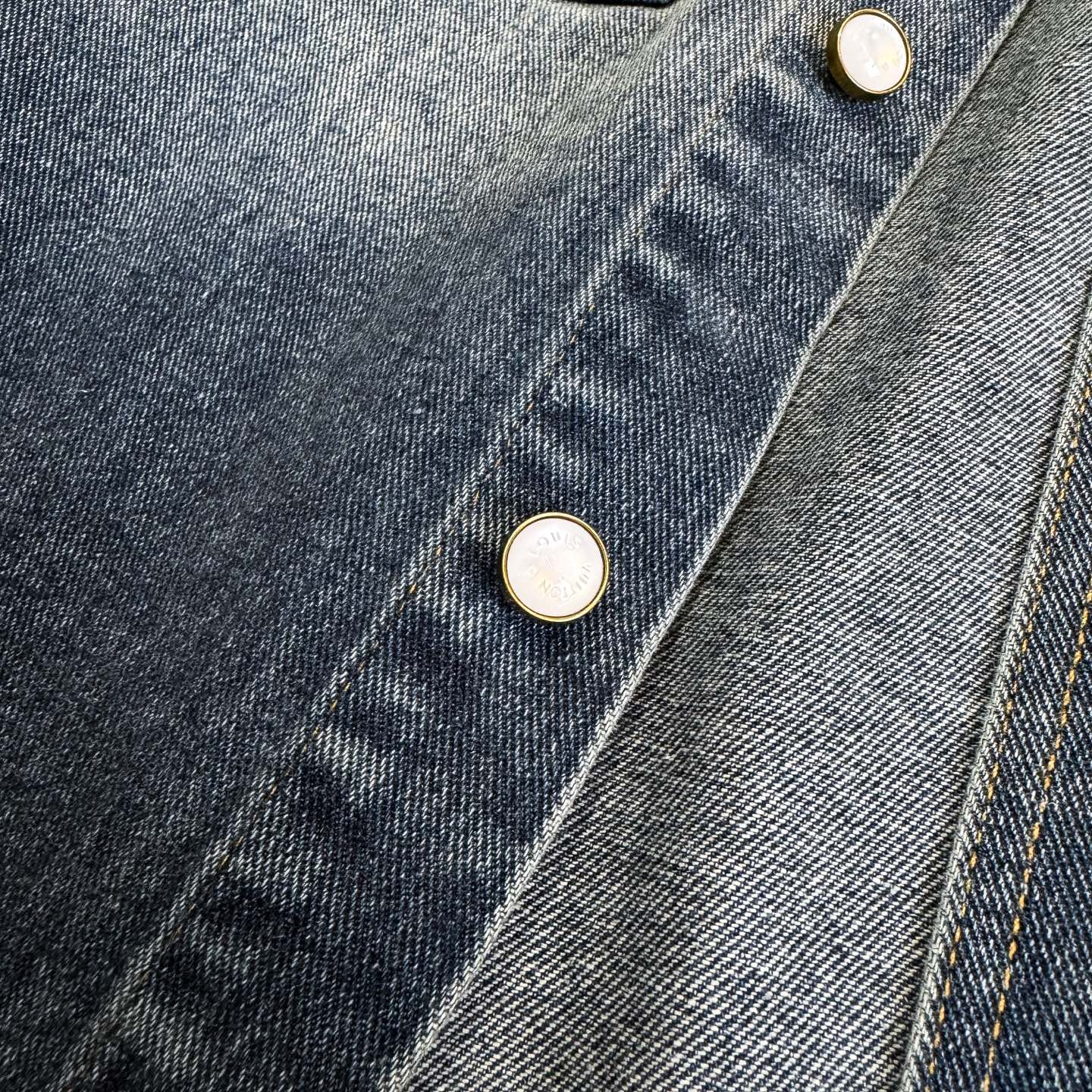 LV高仿字母刺繡牛仔外套 簡約設計休閒丹寧夾克| 9 LV高仿字母刺繡牛仔外套 簡約設計休閒丹寧夾克