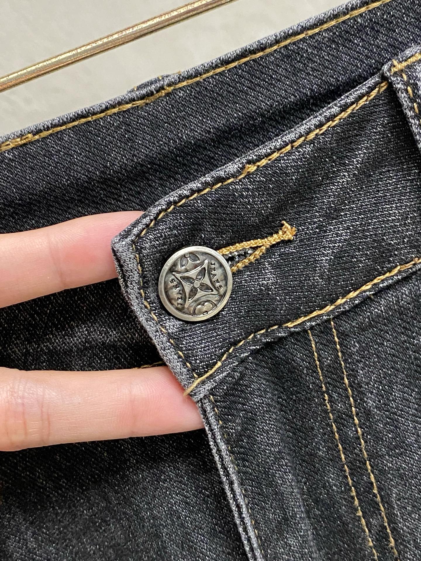 LV一比一黑色牛仔褲 經典暗紋設計 修身高端百搭丹寧長褲| 9 LV一比一黑色牛仔褲 經典暗紋設計 修身高端百搭丹寧長褲
