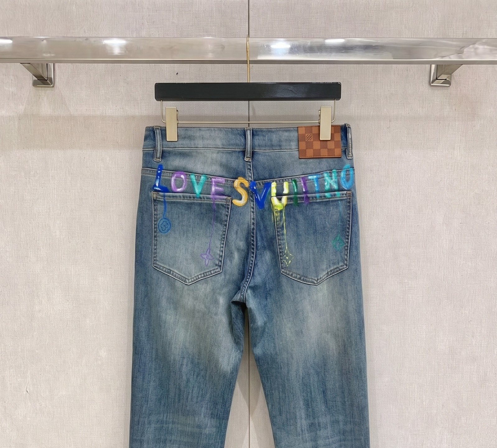 LV高仿牛仔褲 潮流塗鴉設計 時尚個性丹寧長褲| 8 LV高仿牛仔褲 潮流塗鴉設計 時尚個性丹寧長褲