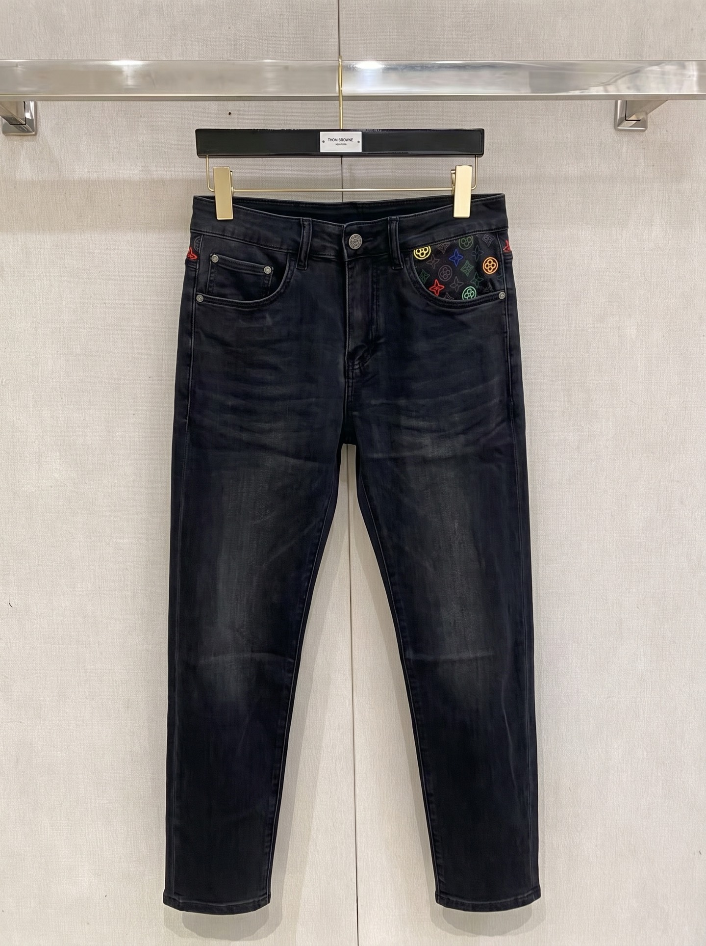 LV 高仿 彩色刺繡老花牛仔褲 黑灰洗水款 潮流直筒褲| 14 LV 高仿 彩色刺繡老花牛仔褲 黑灰洗水款 潮流直筒褲