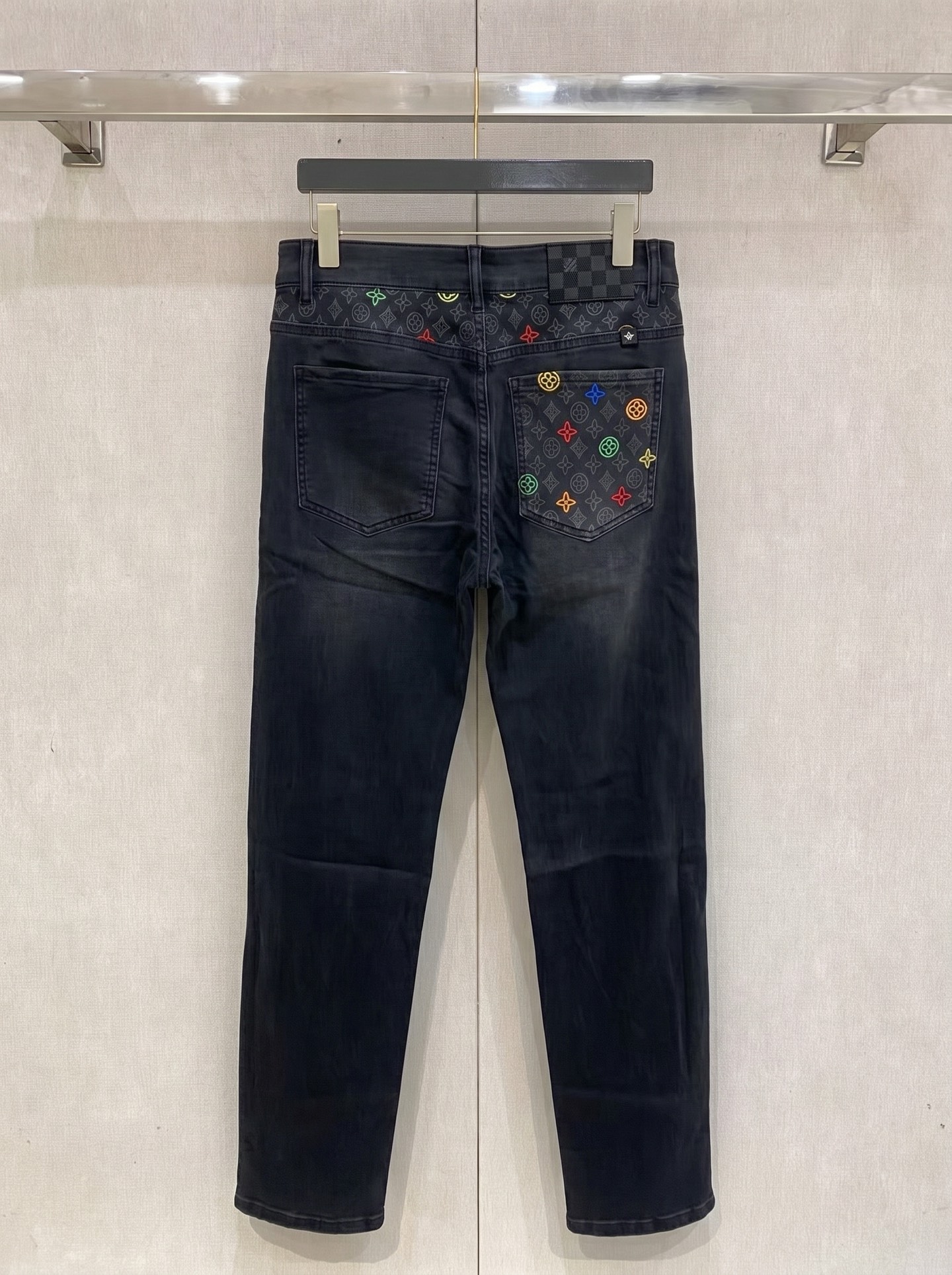 LV 高仿 彩色刺繡老花牛仔褲 黑灰洗水款 潮流直筒褲| 9 LV 高仿 彩色刺繡老花牛仔褲 黑灰洗水款 潮流直筒褲