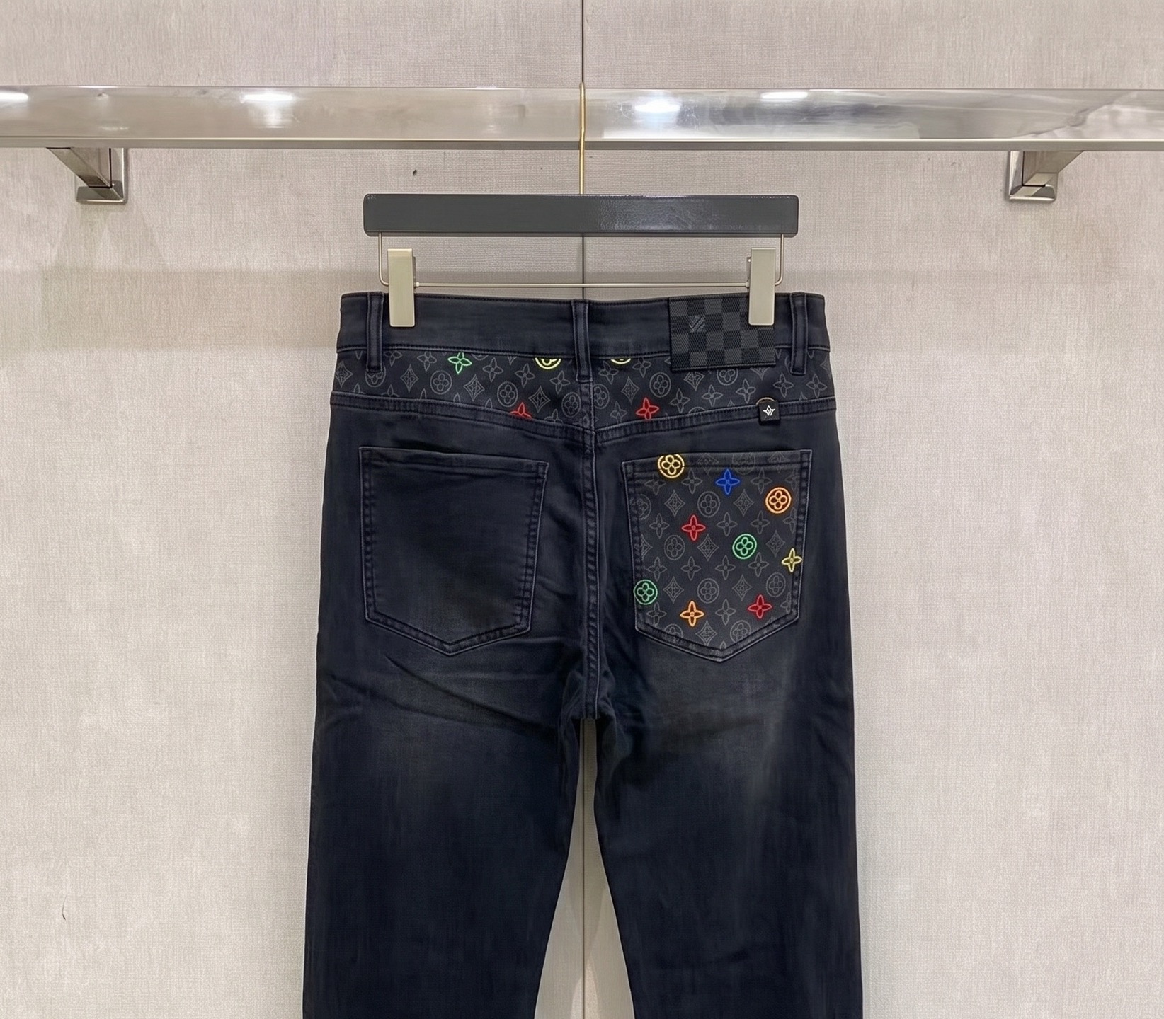 LV 高仿 彩色刺繡老花牛仔褲 黑灰洗水款 潮流直筒褲| 8 LV 高仿 彩色刺繡老花牛仔褲 黑灰洗水款 潮流直筒褲