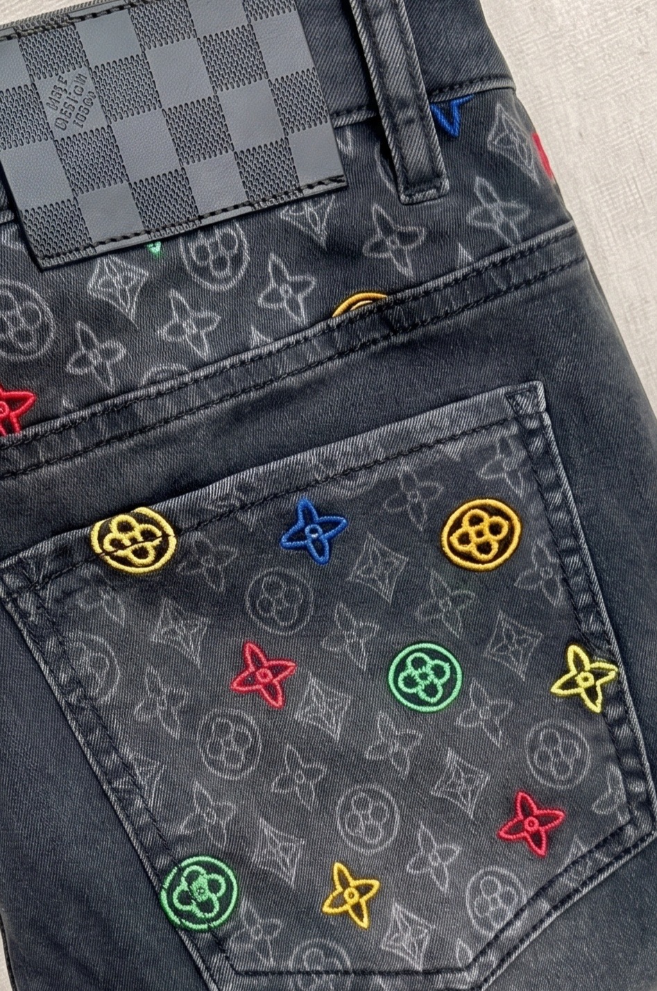 LV 高仿 彩色刺繡老花牛仔褲 黑灰洗水款 潮流直筒褲| 7 LV 高仿 彩色刺繡老花牛仔褲 黑灰洗水款 潮流直筒褲